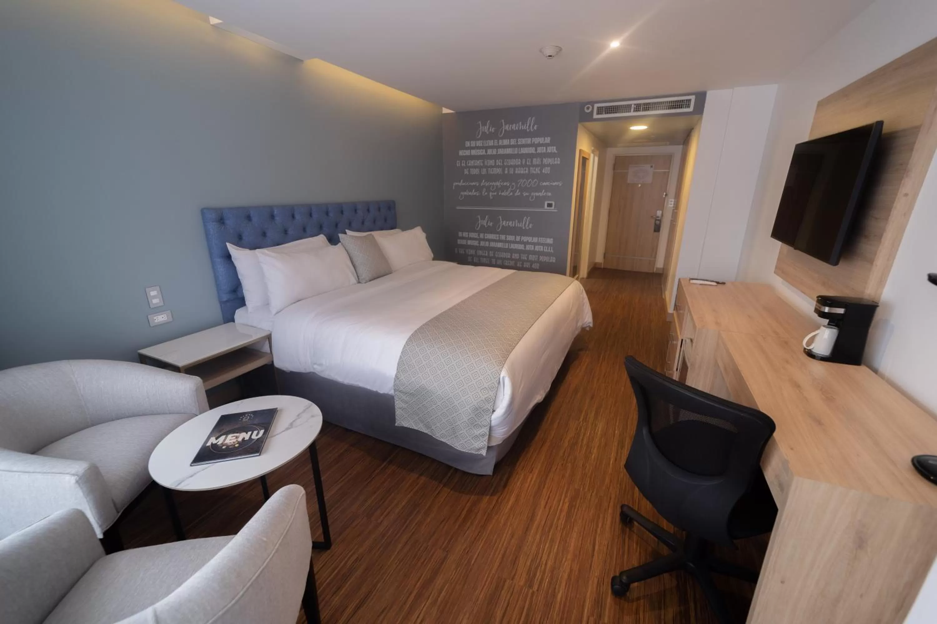 Seating area, Bed in TRYP by Wyndham Guayaquil Airport