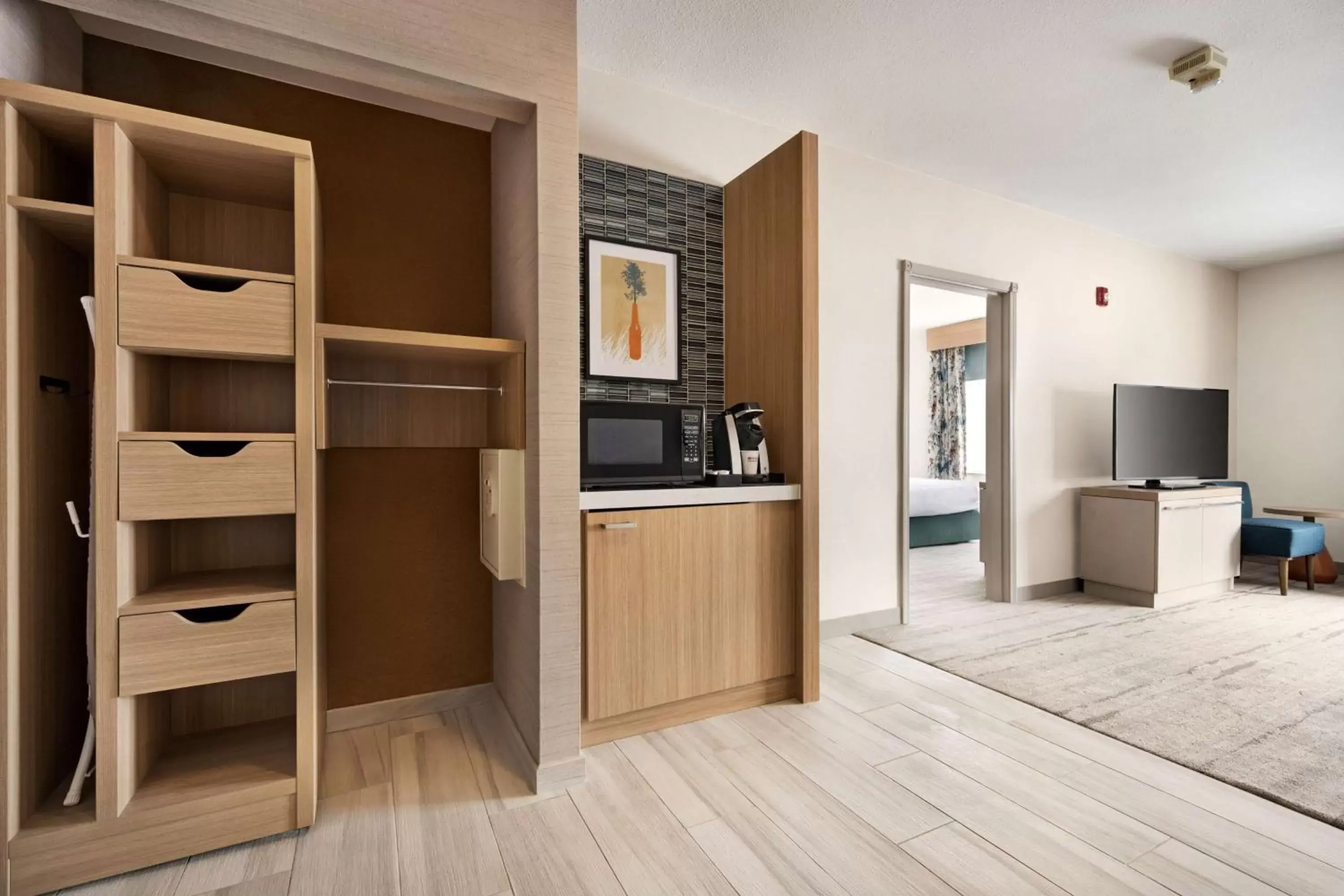 Bedroom, Kitchen/Kitchenette in Hilton Garden Inn Fort Collins