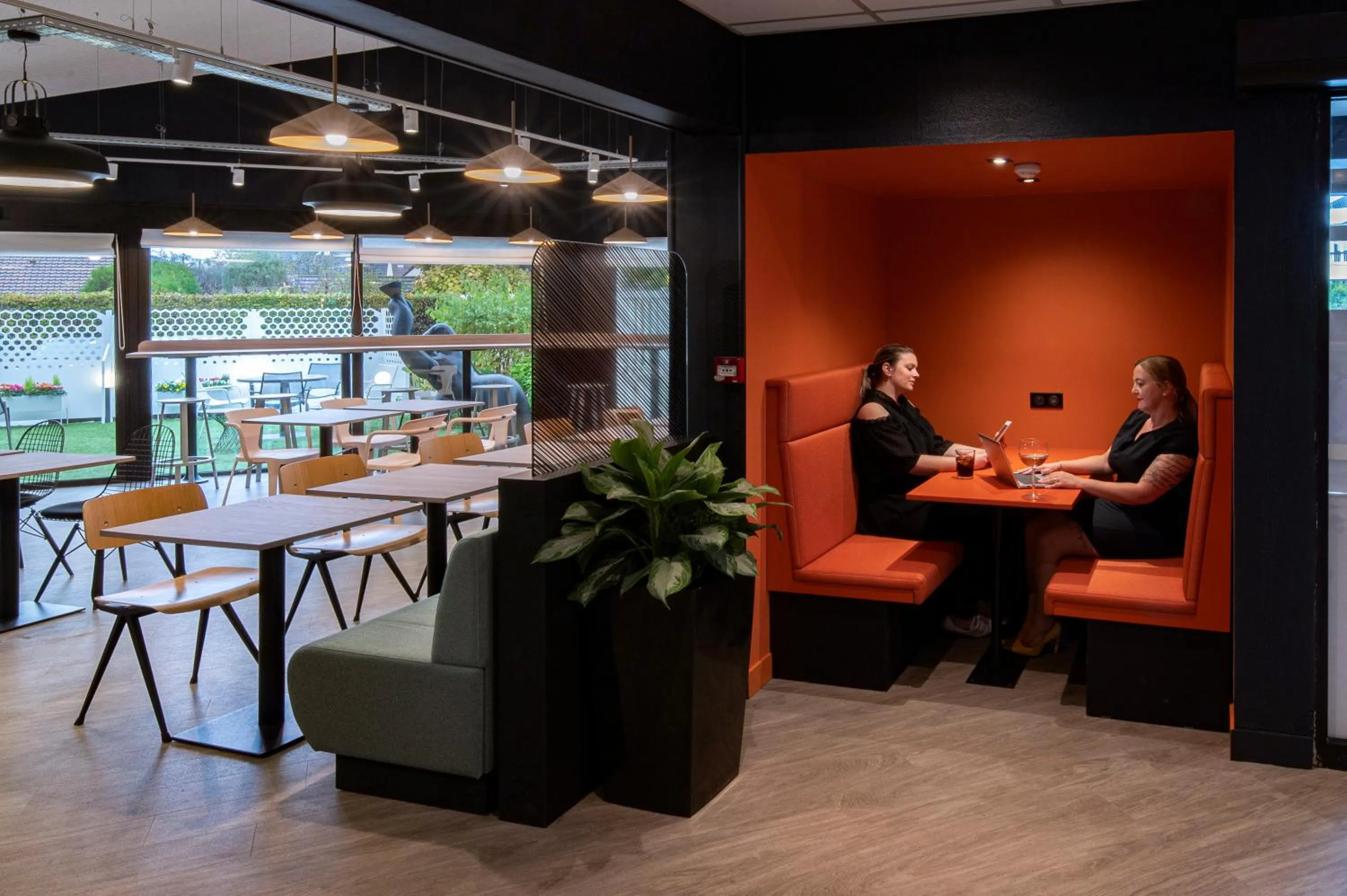 Lounge or bar in ibis Cergy Pontoise Le Port