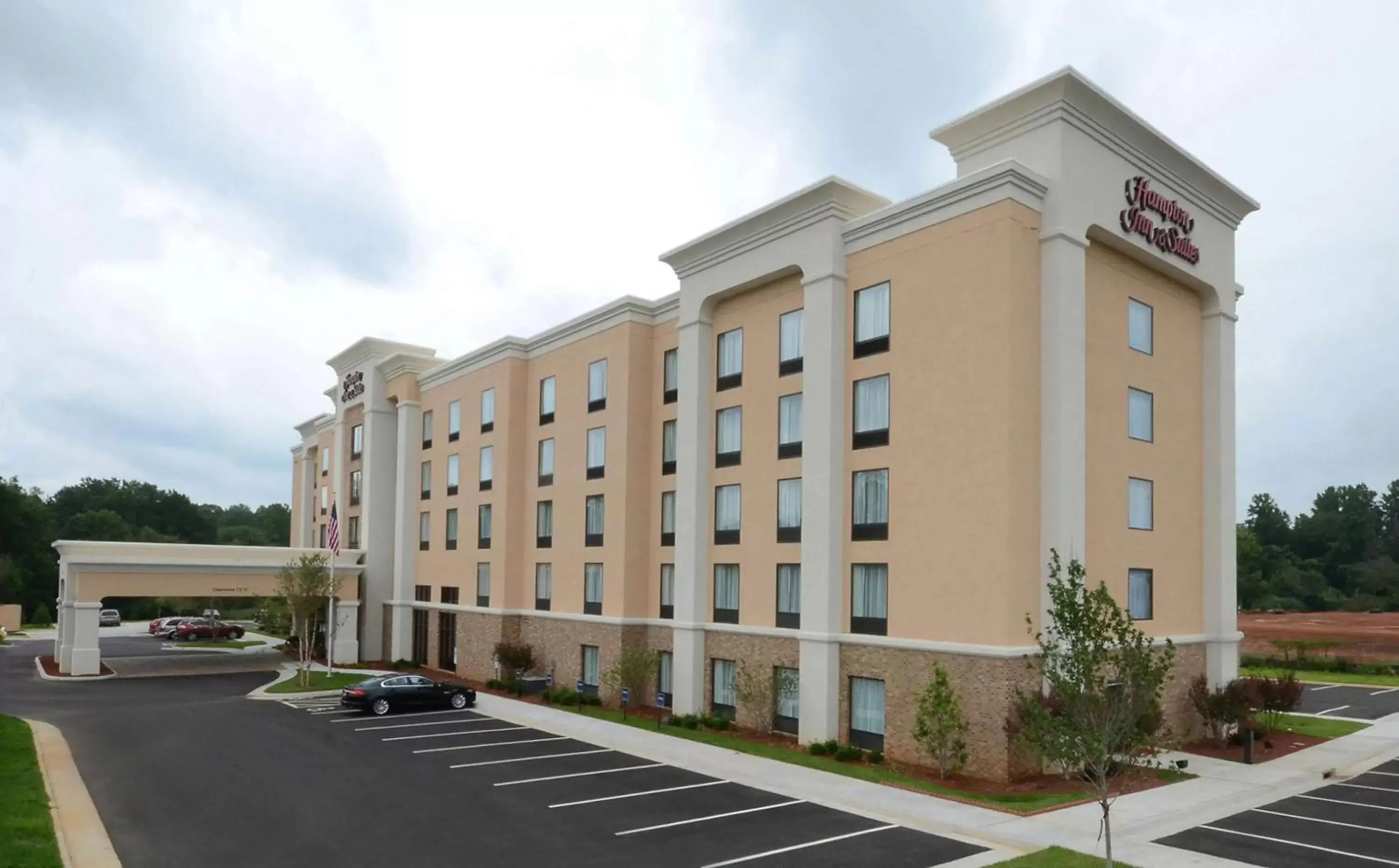 Property Building in Hampton Inn and Suites Lynchburg