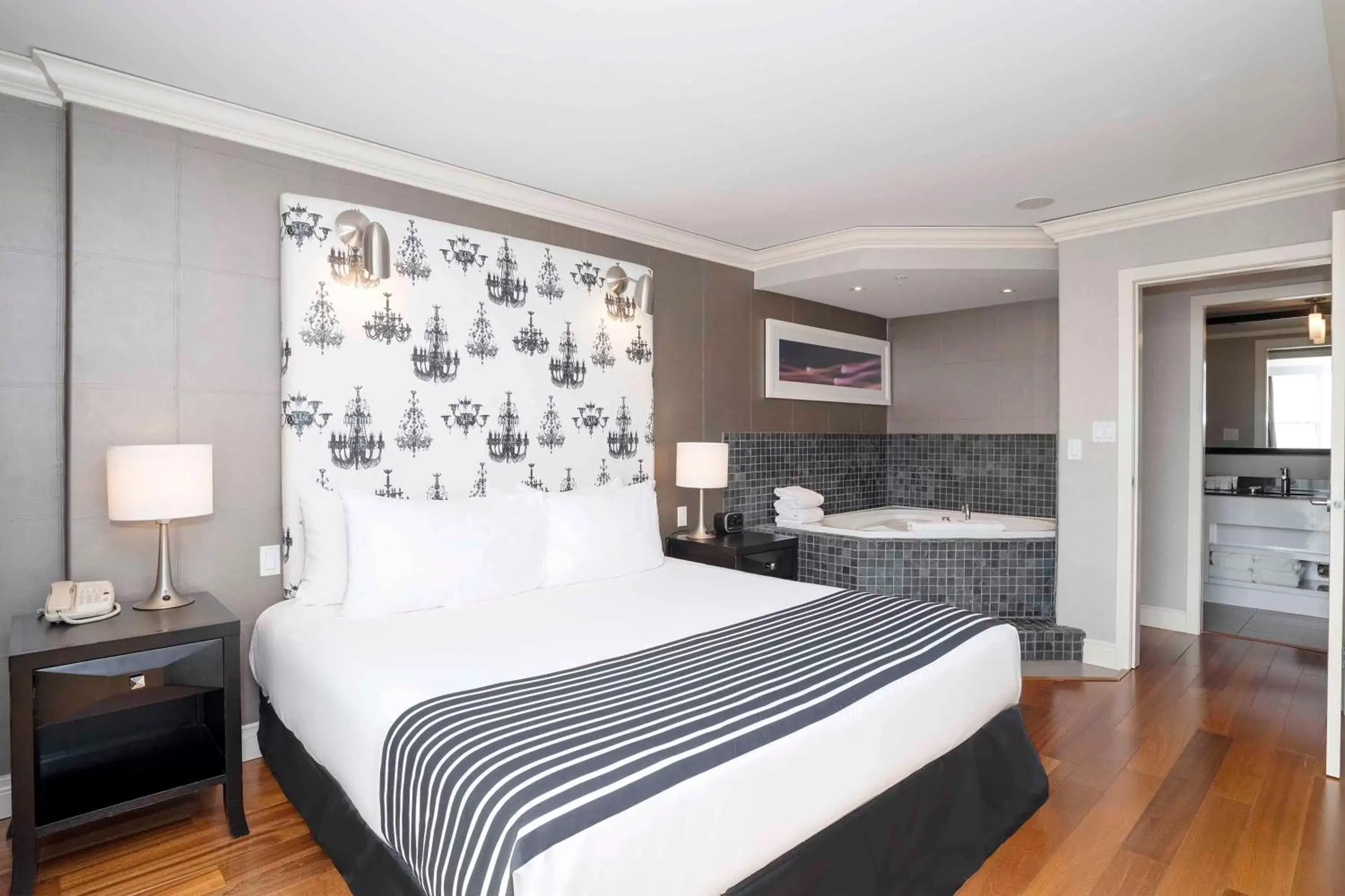 Photo of the whole room, Bed in Sandman Signature Toronto Airport Hotel