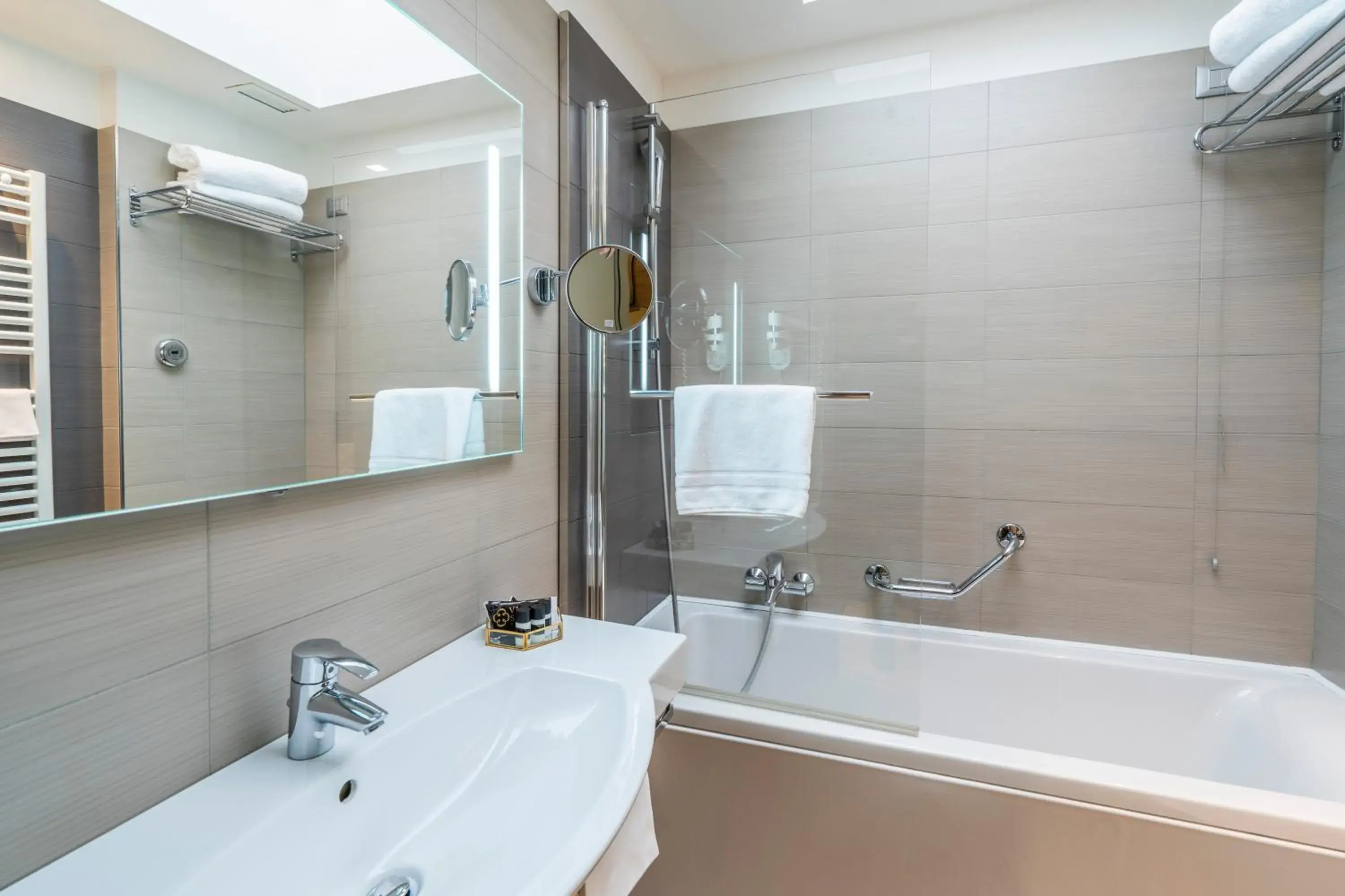 Bathroom in Smart Hotel Holiday Bathroom in Smart Hotel Holiday