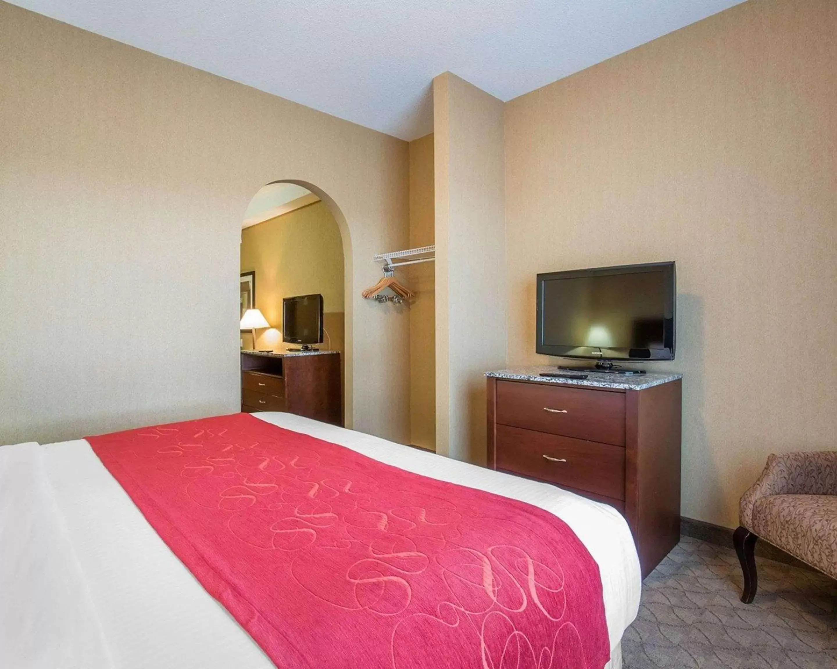 Photo of the whole room, Bed in Comfort Inn & Suites Airdrie