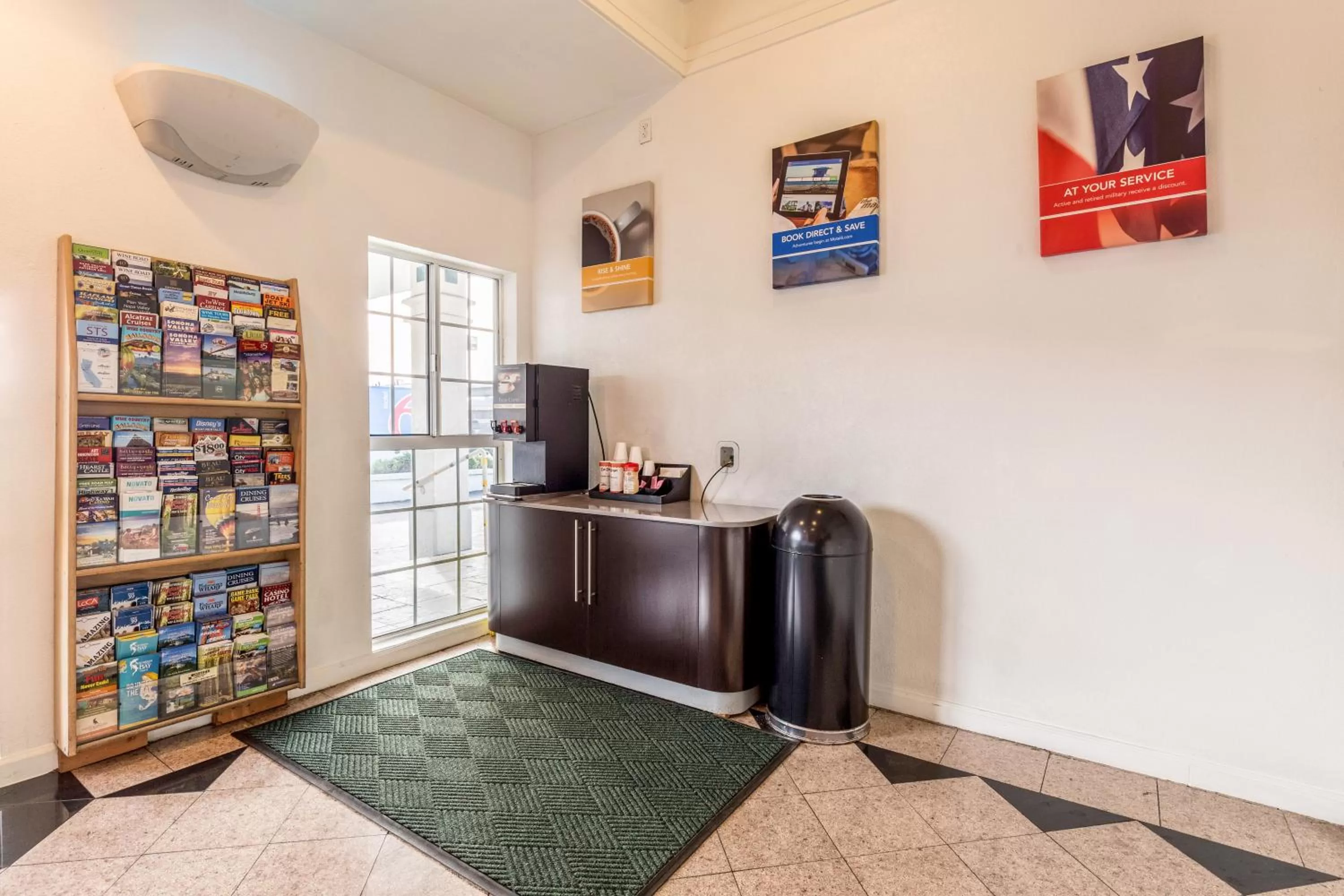 Lobby or reception in Motel 6 San Rafael