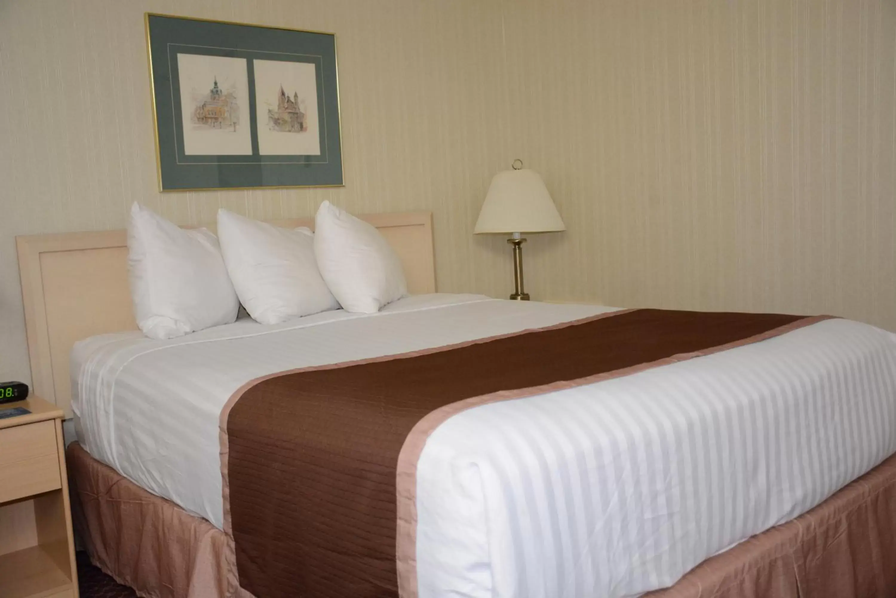 Bedroom, Bed in Travelodge by Wyndham Lethbridge Bedroom, Bed in Travelodge by Wyndham Lethbridge