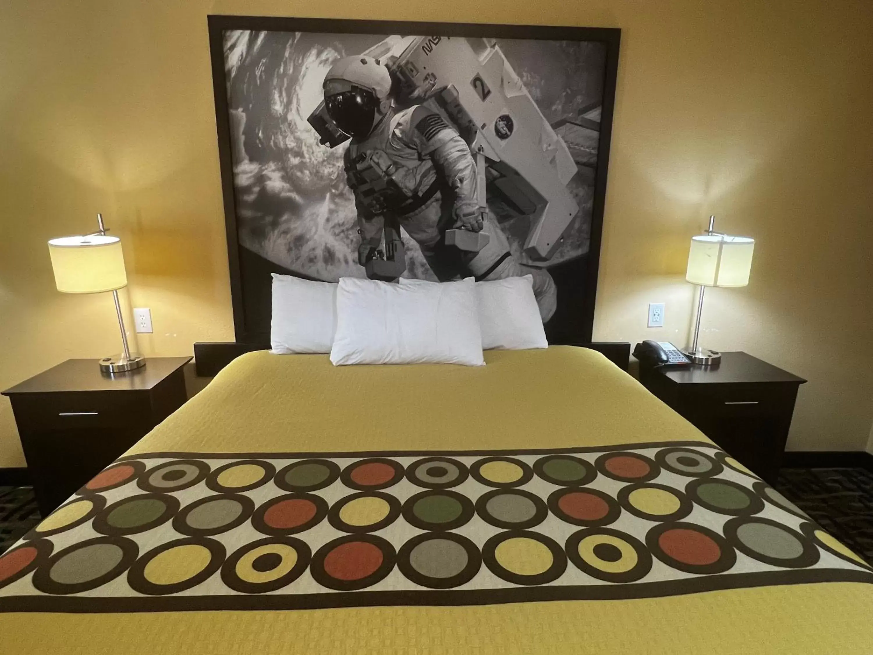 Bed in Super 8 by Wyndham Pasadena