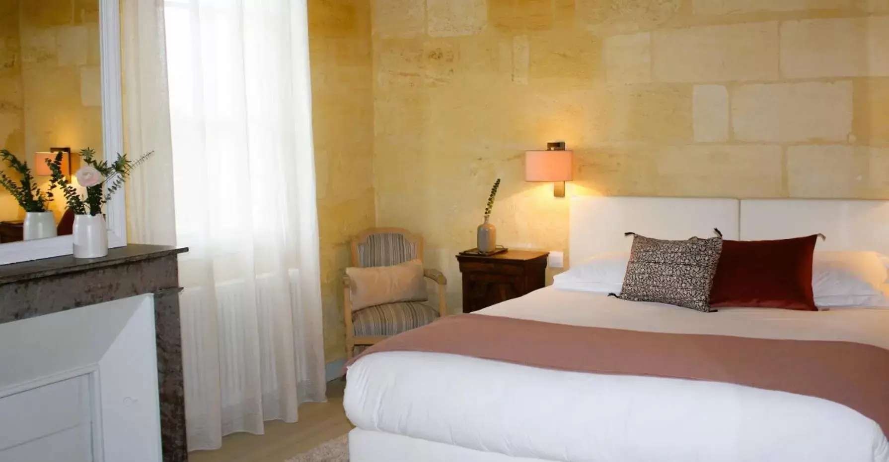 Bedroom, Bed in Château Bonalgue - Pomerol