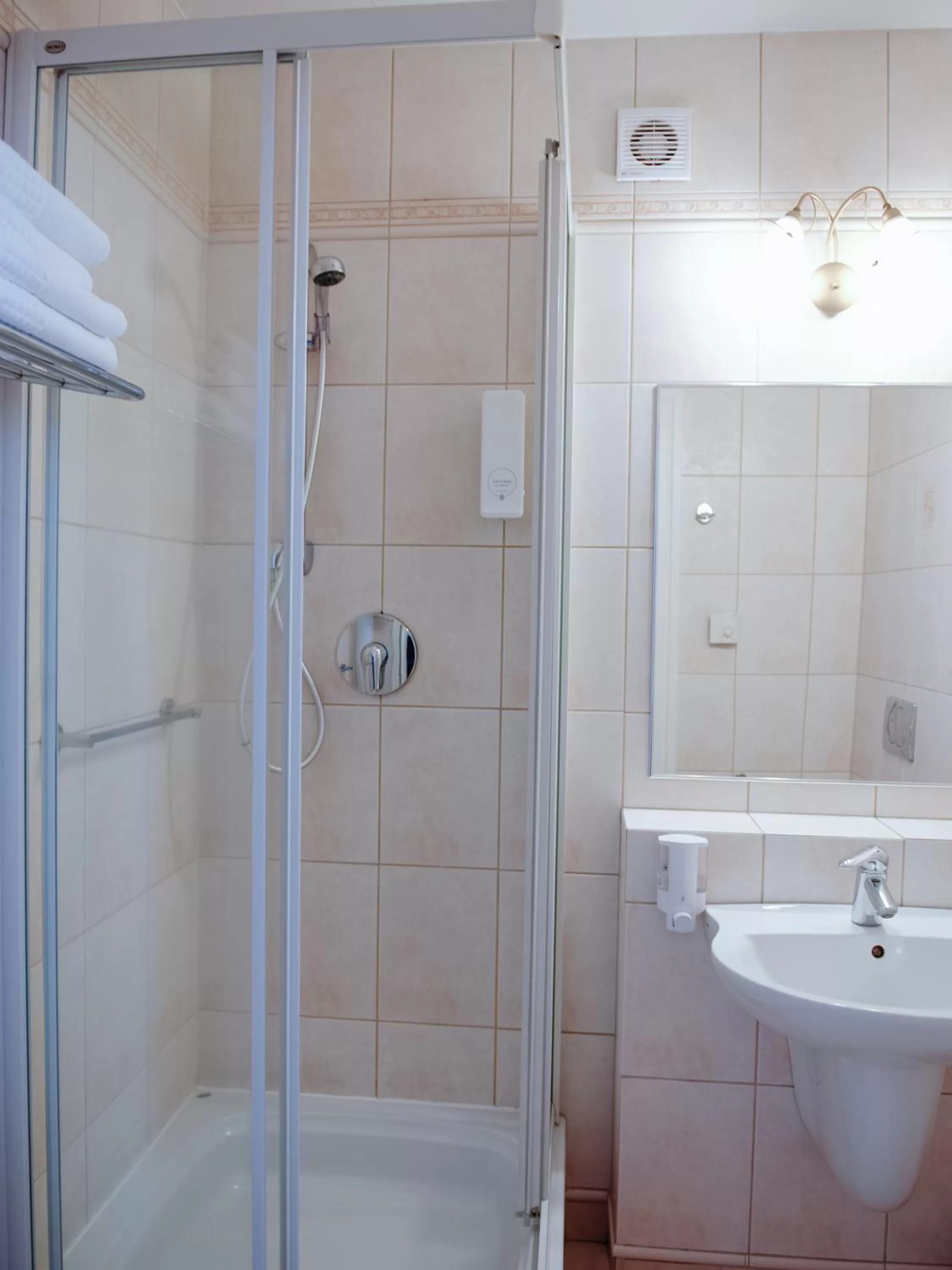 Shower in Hotel Koloseum