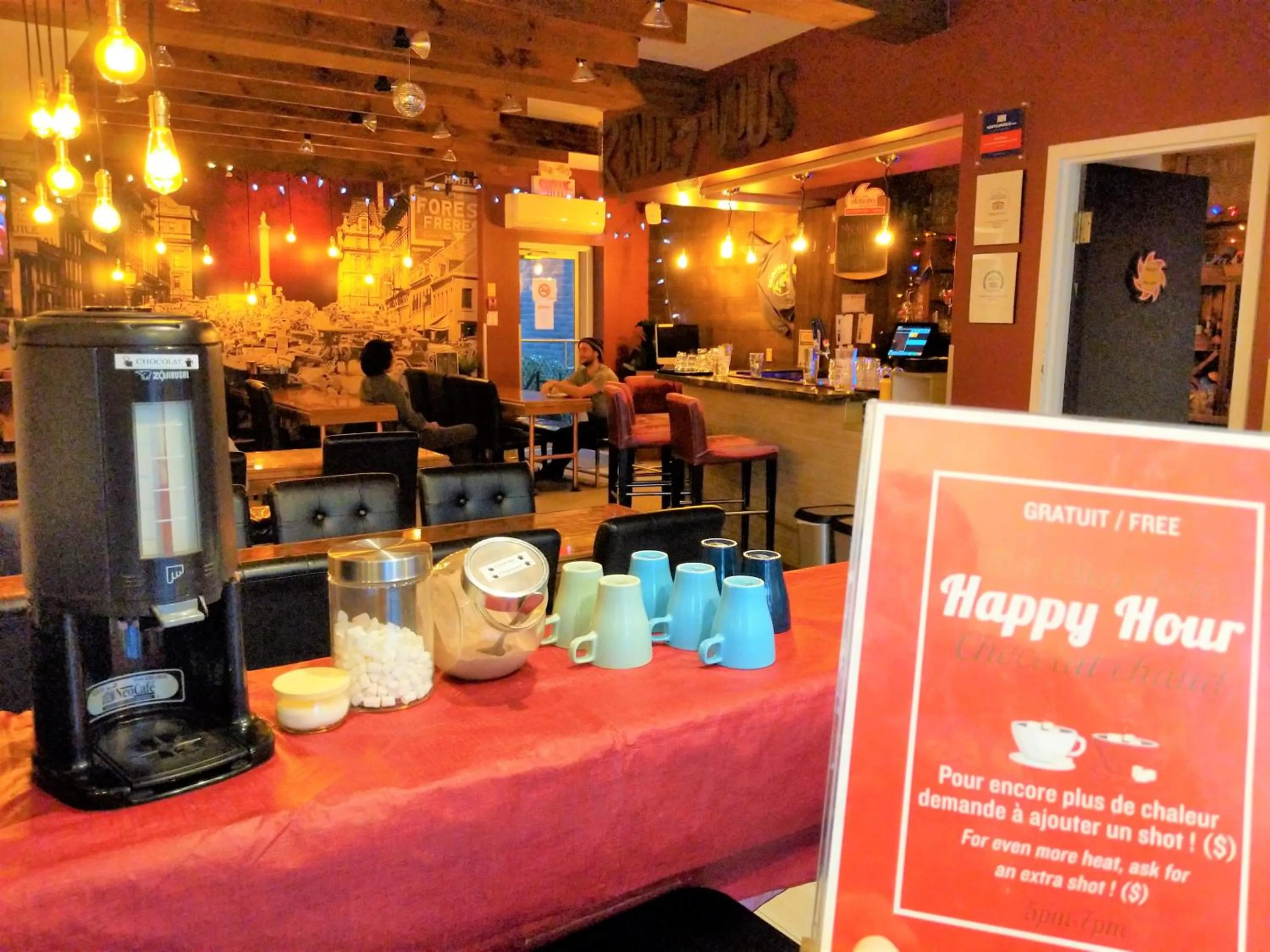 Communal lounge/ TV room in Samesun Montreal Hotel & Hostel