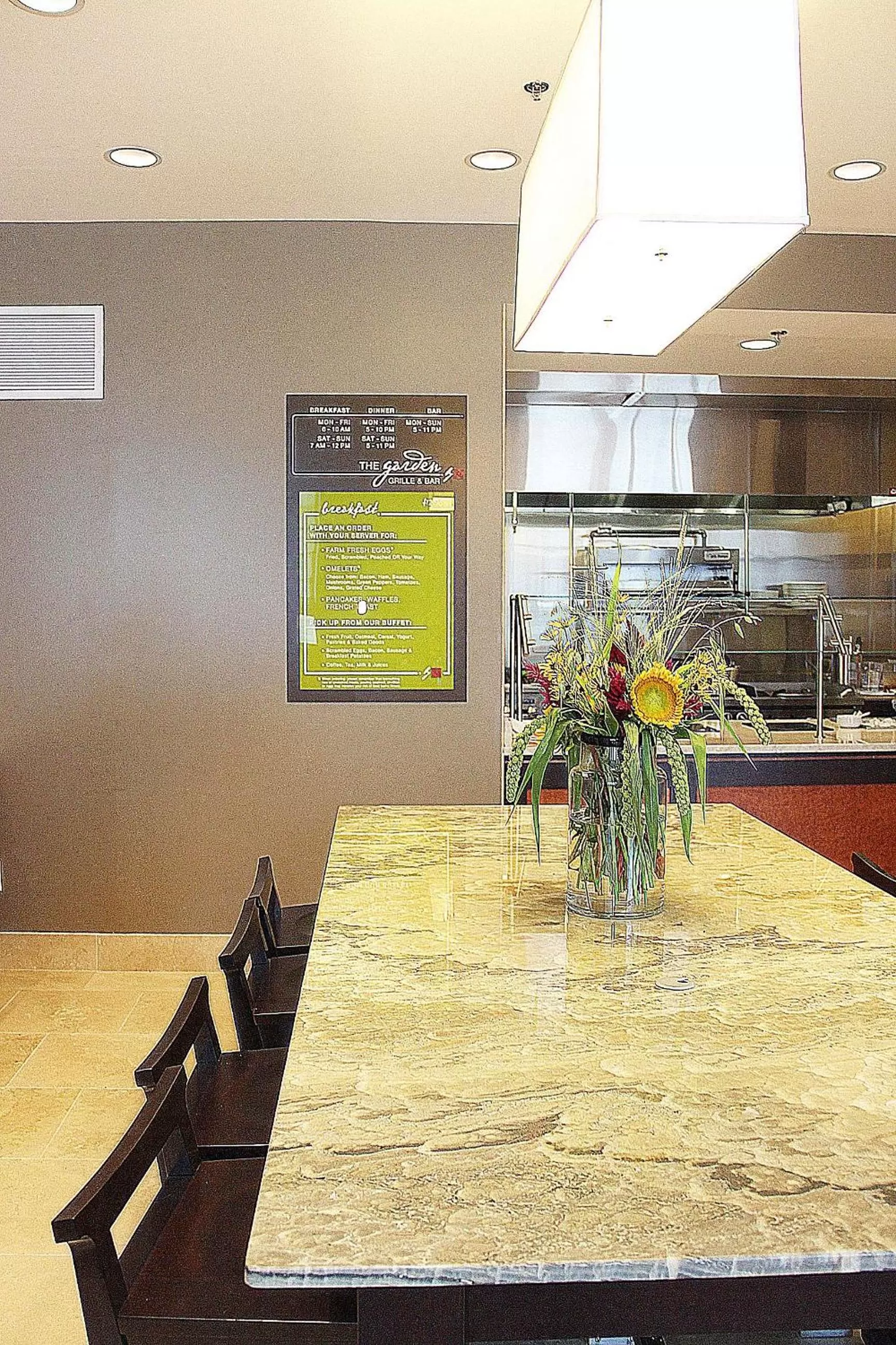 Lounge or bar in Hilton Garden Inn Falls Church