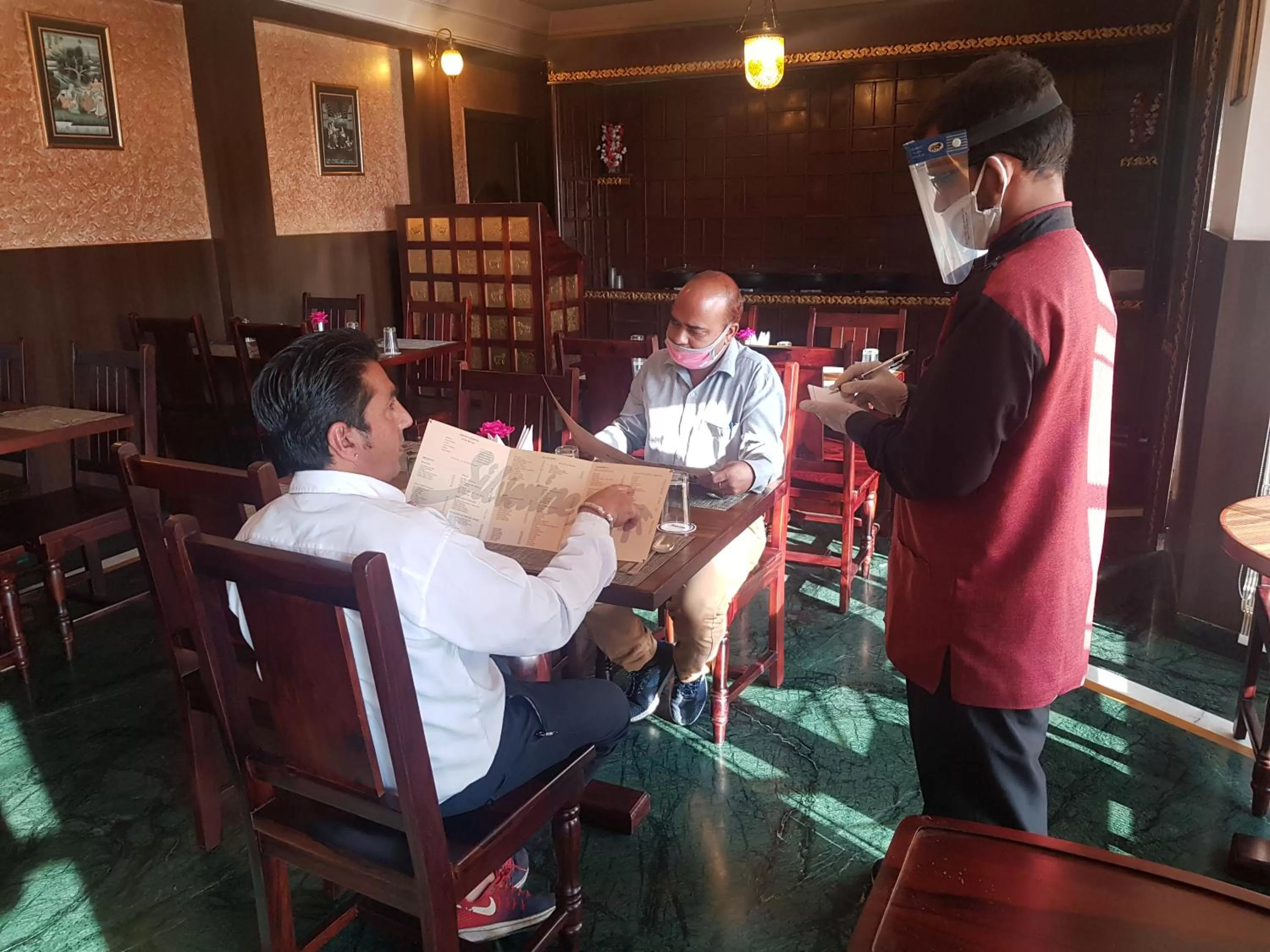 Restaurant/places to eat in Hotel Silverine