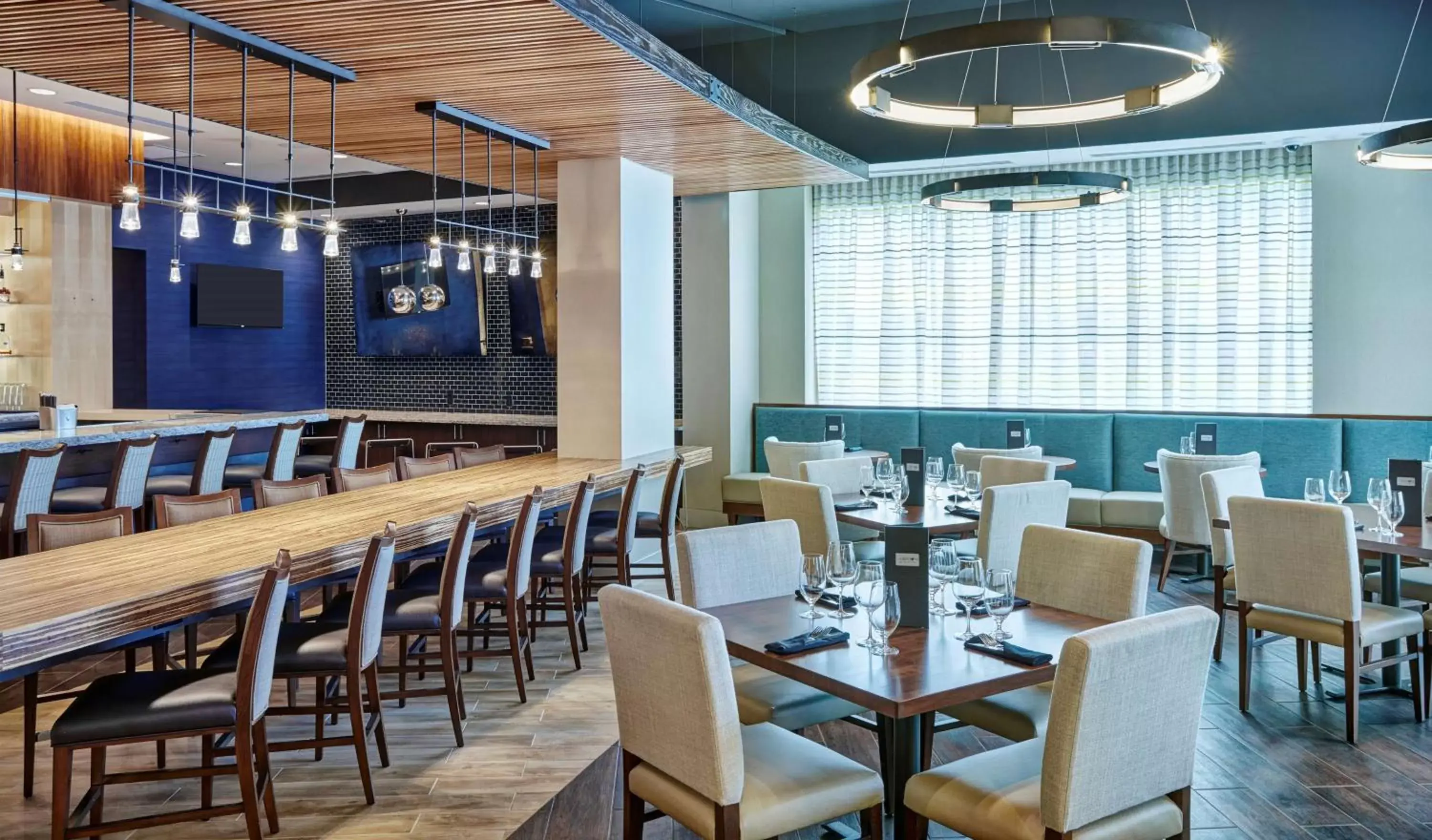 Restaurant/Places to Eat in DoubleTree by Hilton Charlotte Gateway Village