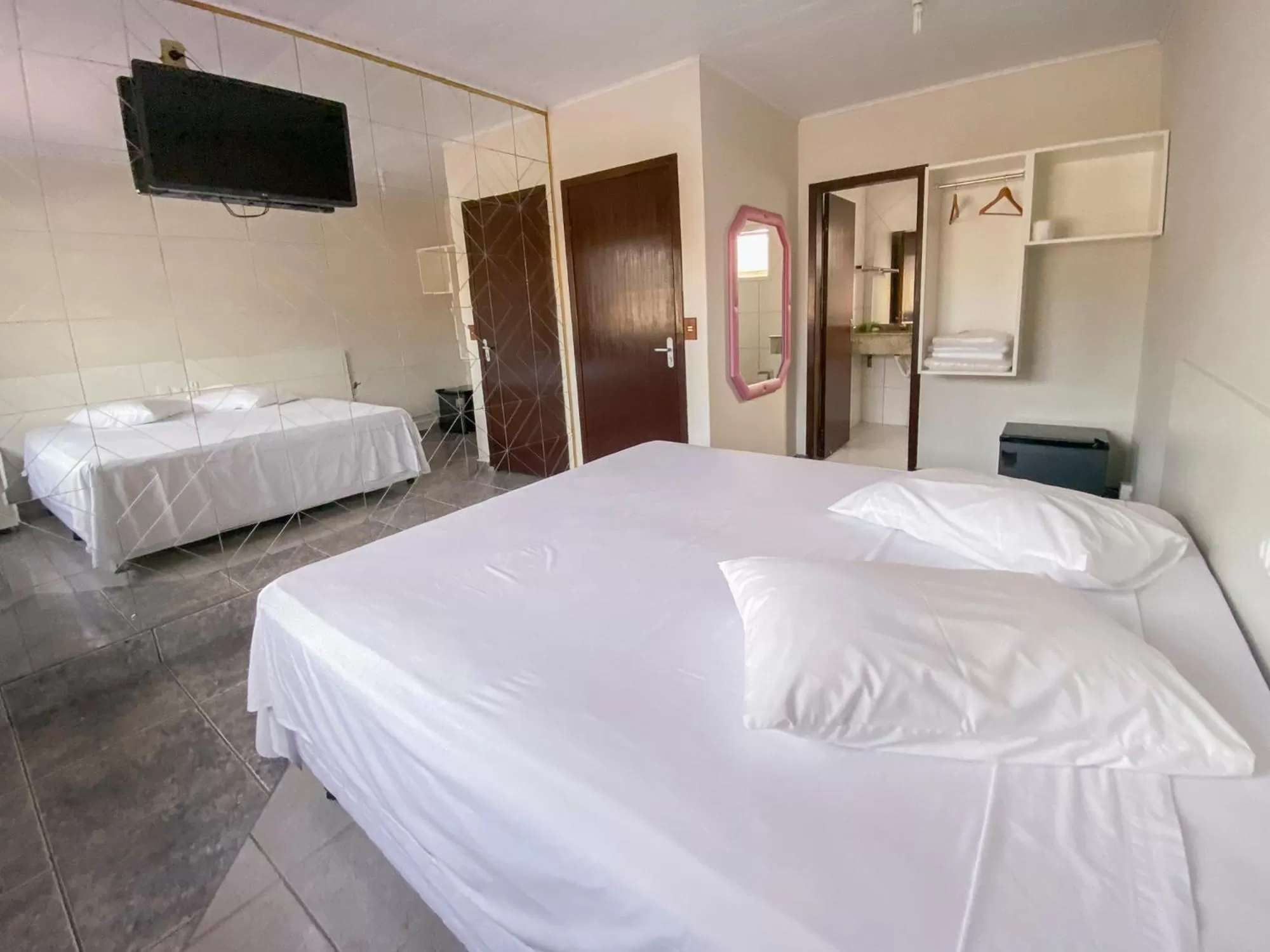 Photo of the whole room, Bed in GUINZA