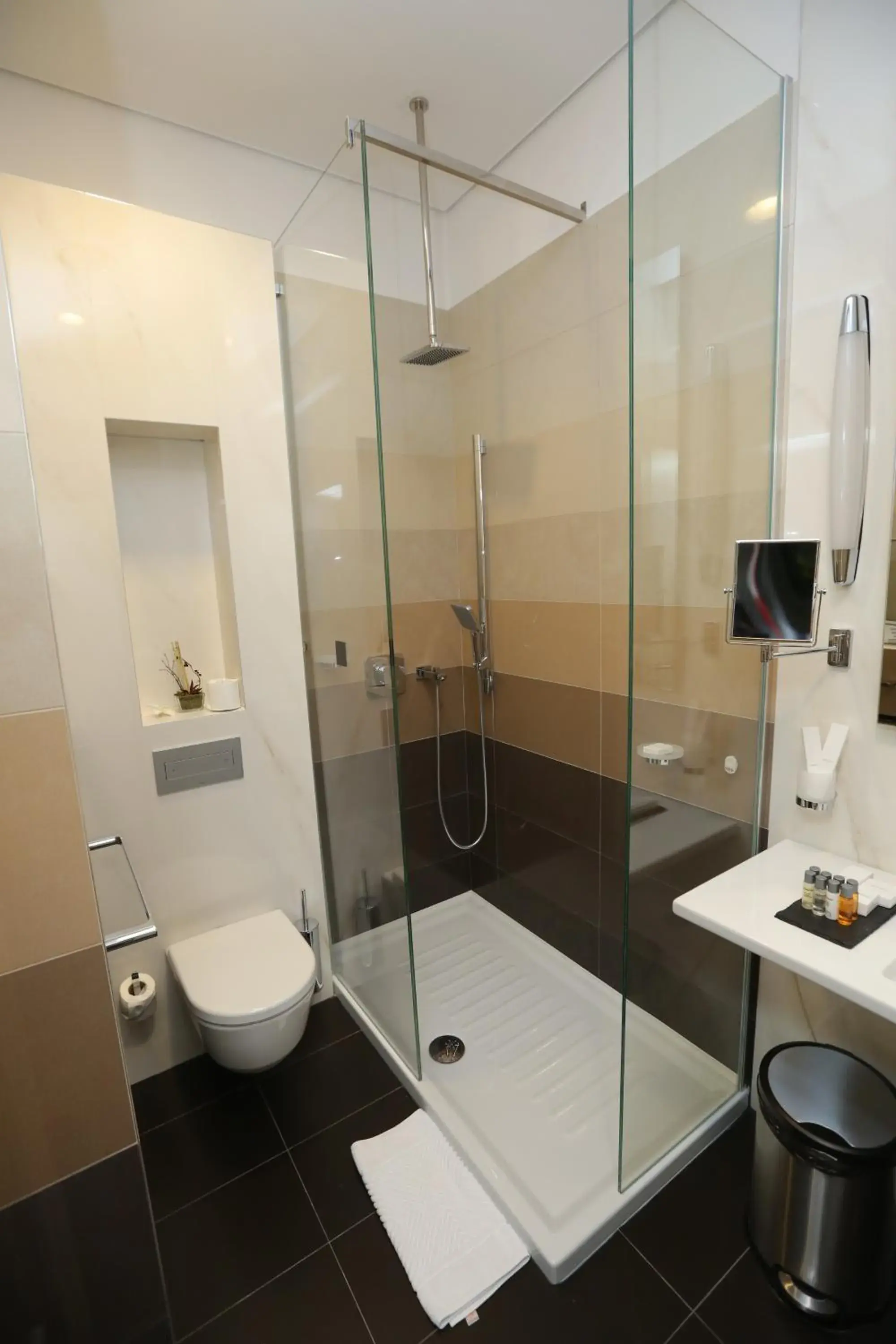 Shower, Bathroom in Zepter Hotel