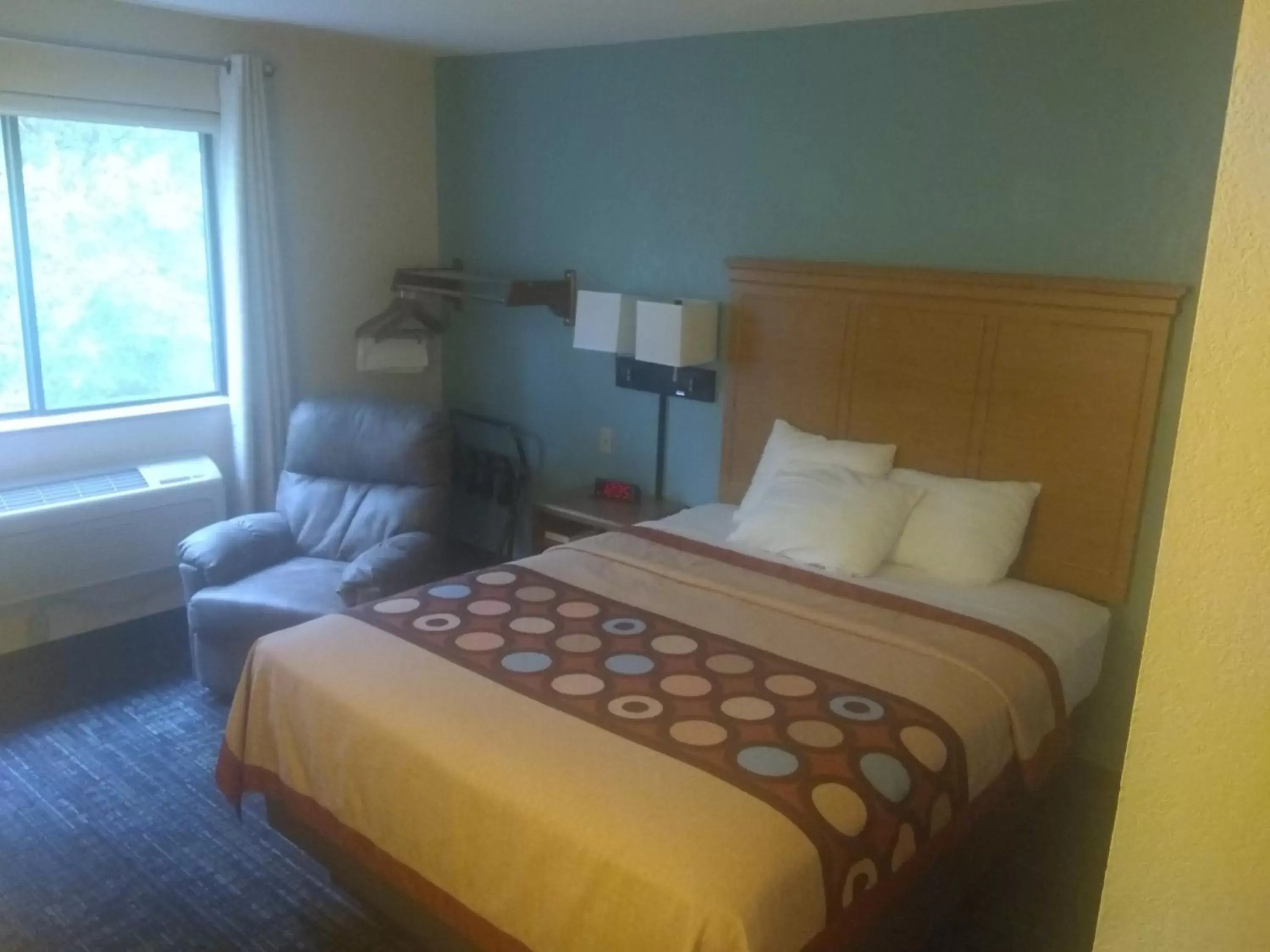 Photo of the whole room, Bed in Super 8 by Wyndham Baxter/Brainerd Area