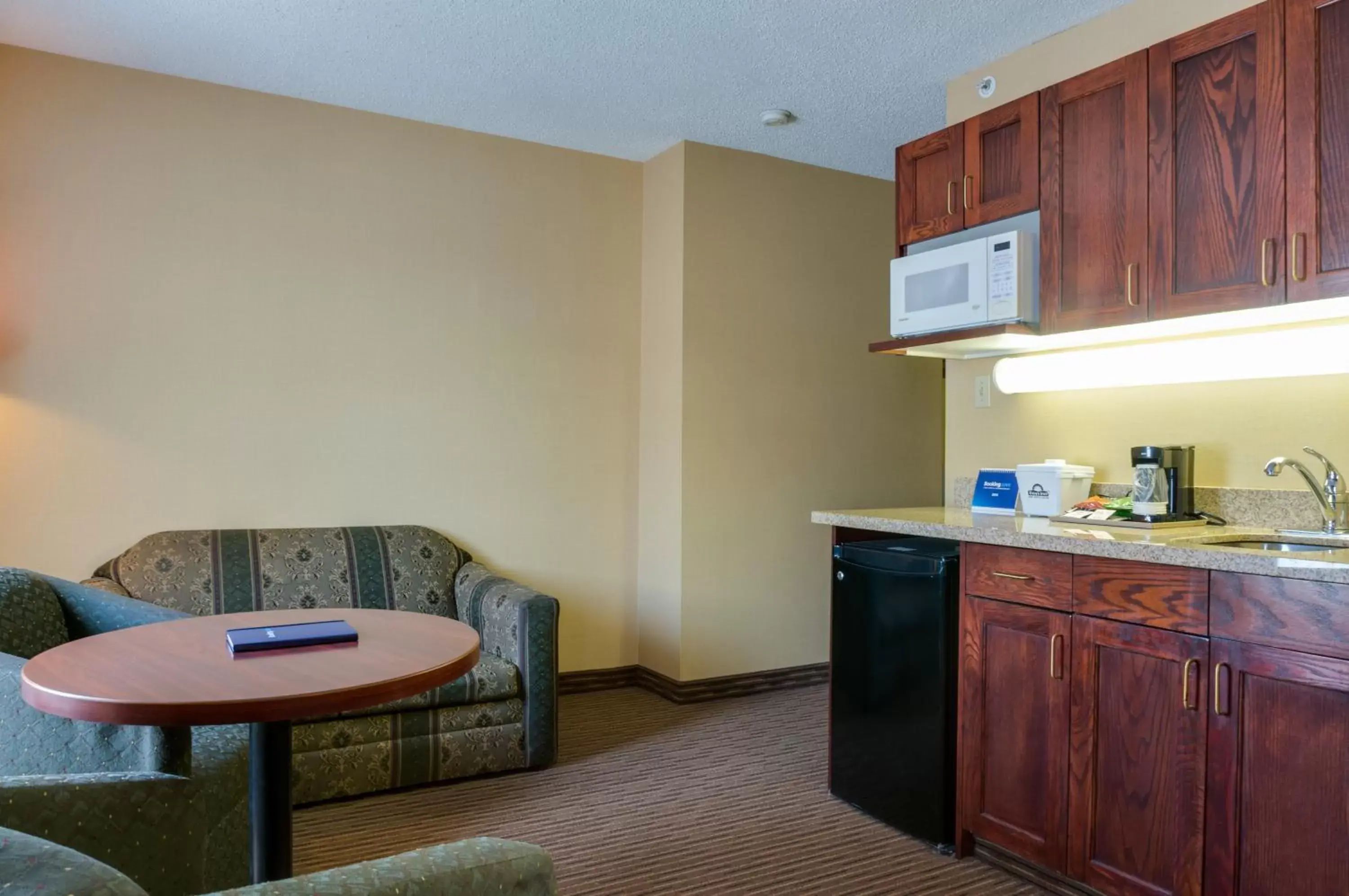 Kitchen or kitchenette, Kitchen/Kitchenette in Days Inn by Wyndham Calgary South