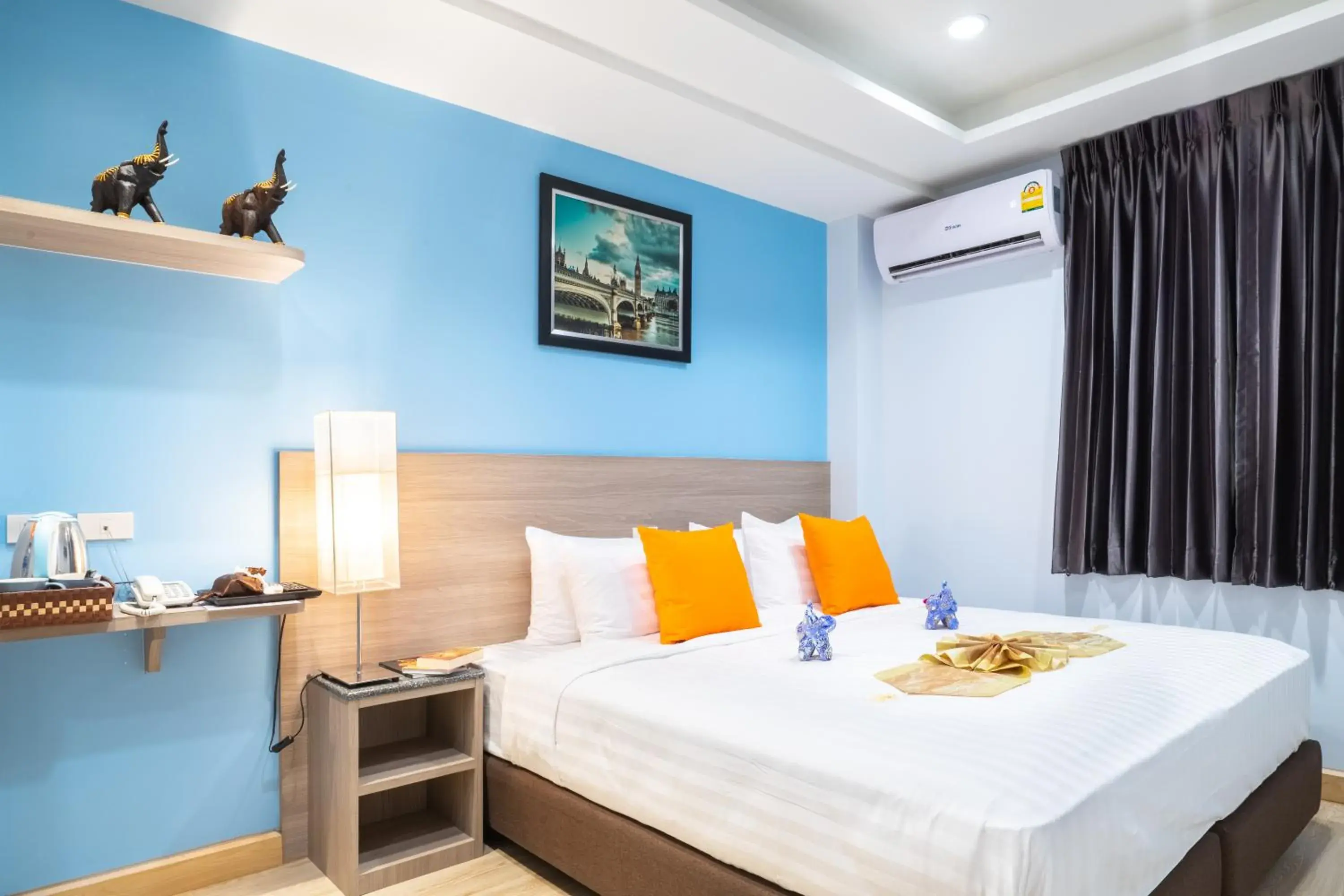 Shower, Bed in 4M Pratunam Hotel