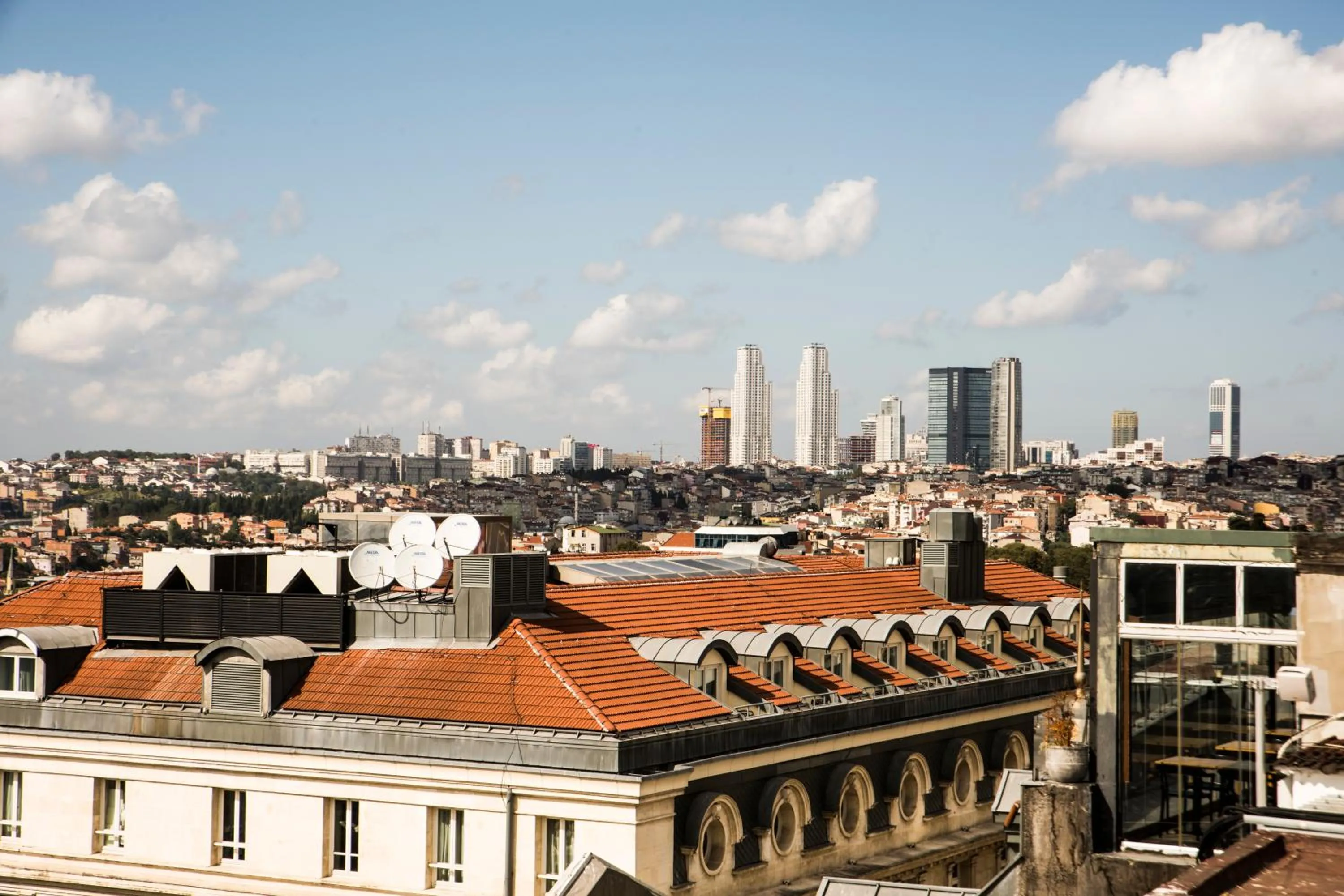 Communal lounge/ TV room in Elan Hotel Istanbul Pera