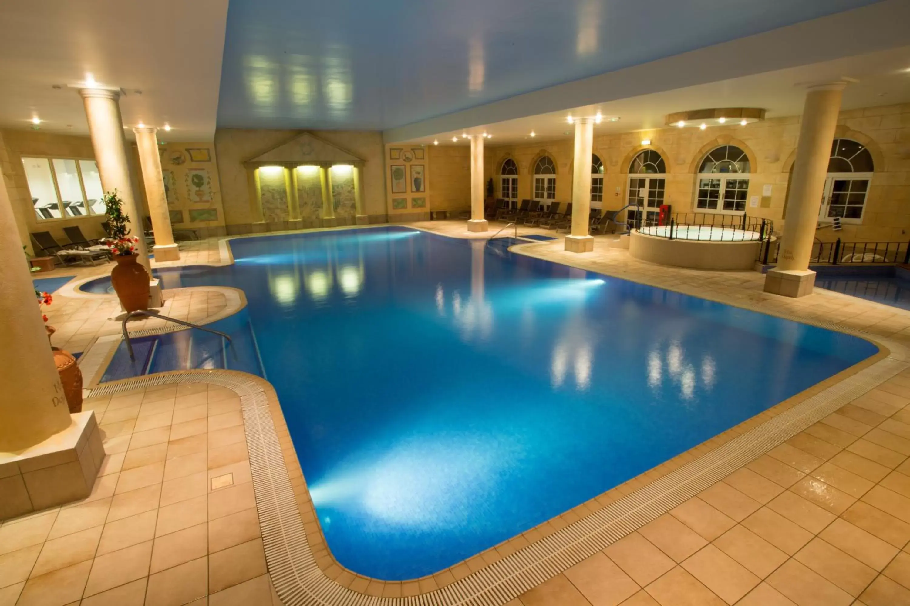 Swimming Pool in Sketchley Grange Hotel