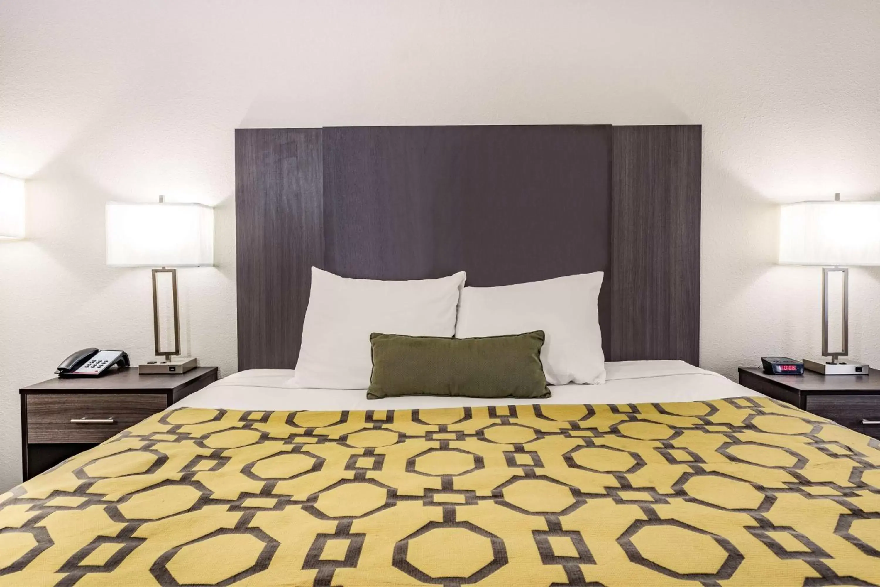 Photo of the whole room, Bed in Baymont by Wyndham Midway Tallahassee Photo of the whole room, Bed in Baymont by Wyndham Midway Tallahassee