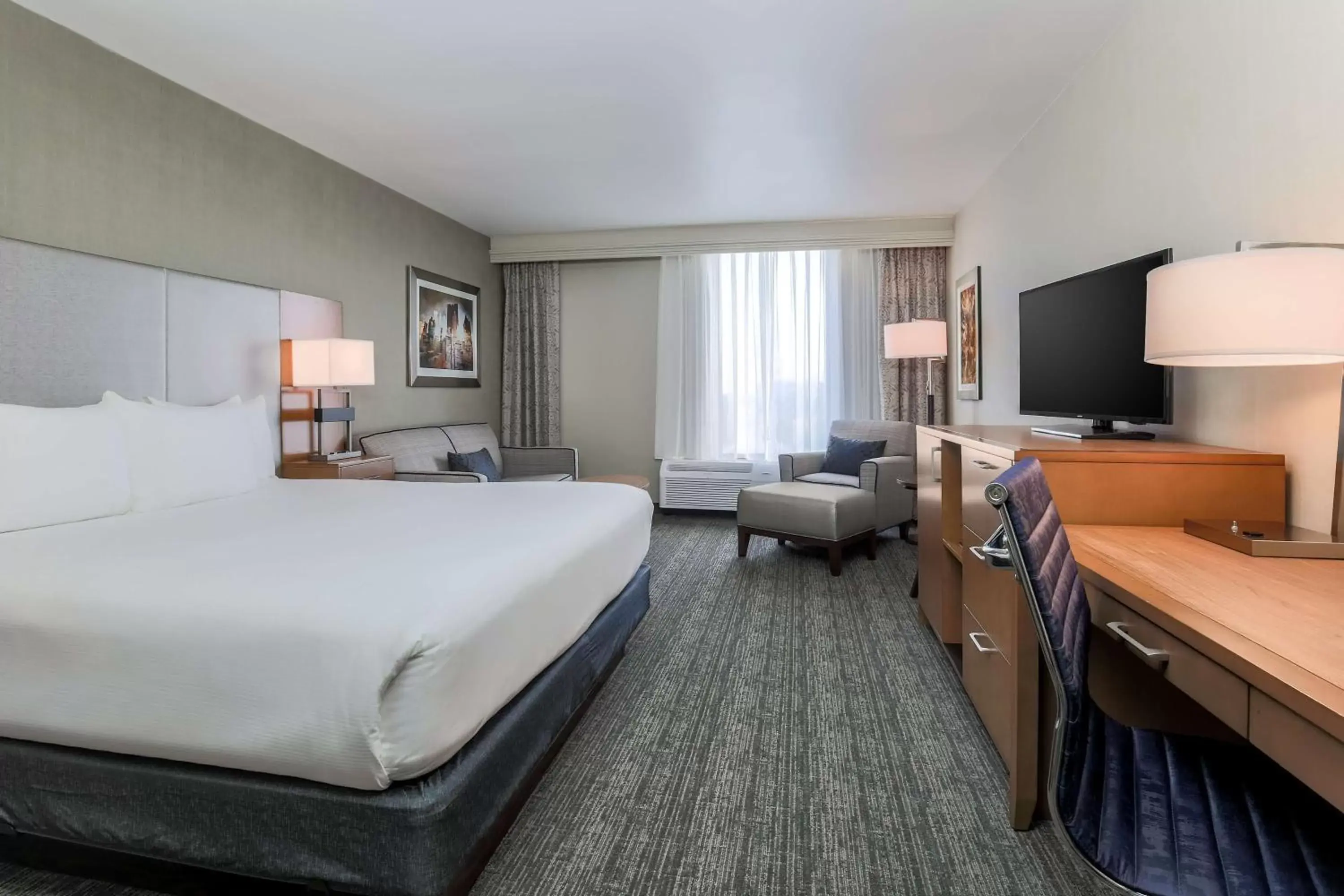 Bedroom, Bed in DoubleTree by Hilton Atlanta Airport