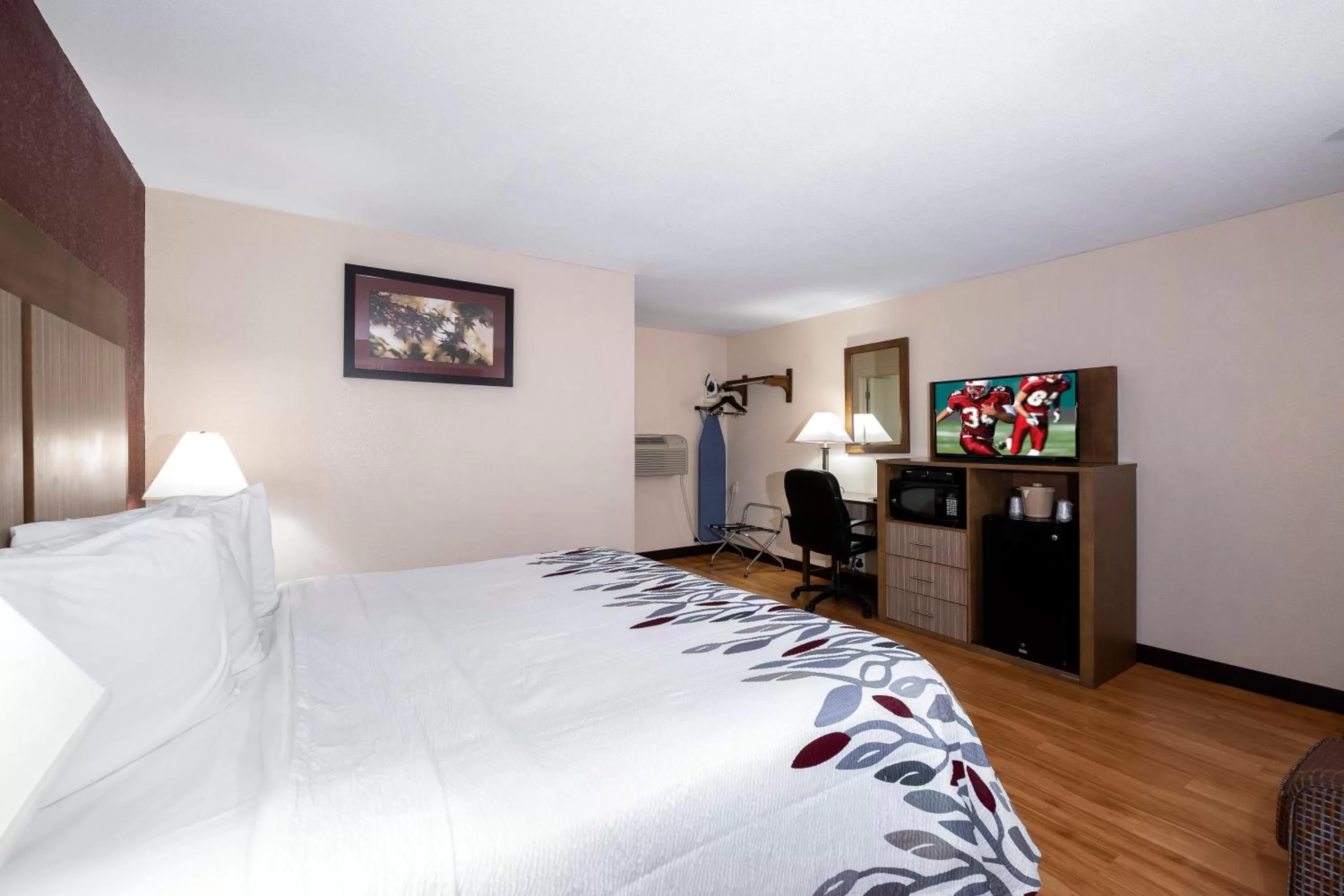 Bedroom, Bed in Red Roof Inn Neptune - Jersey Shore