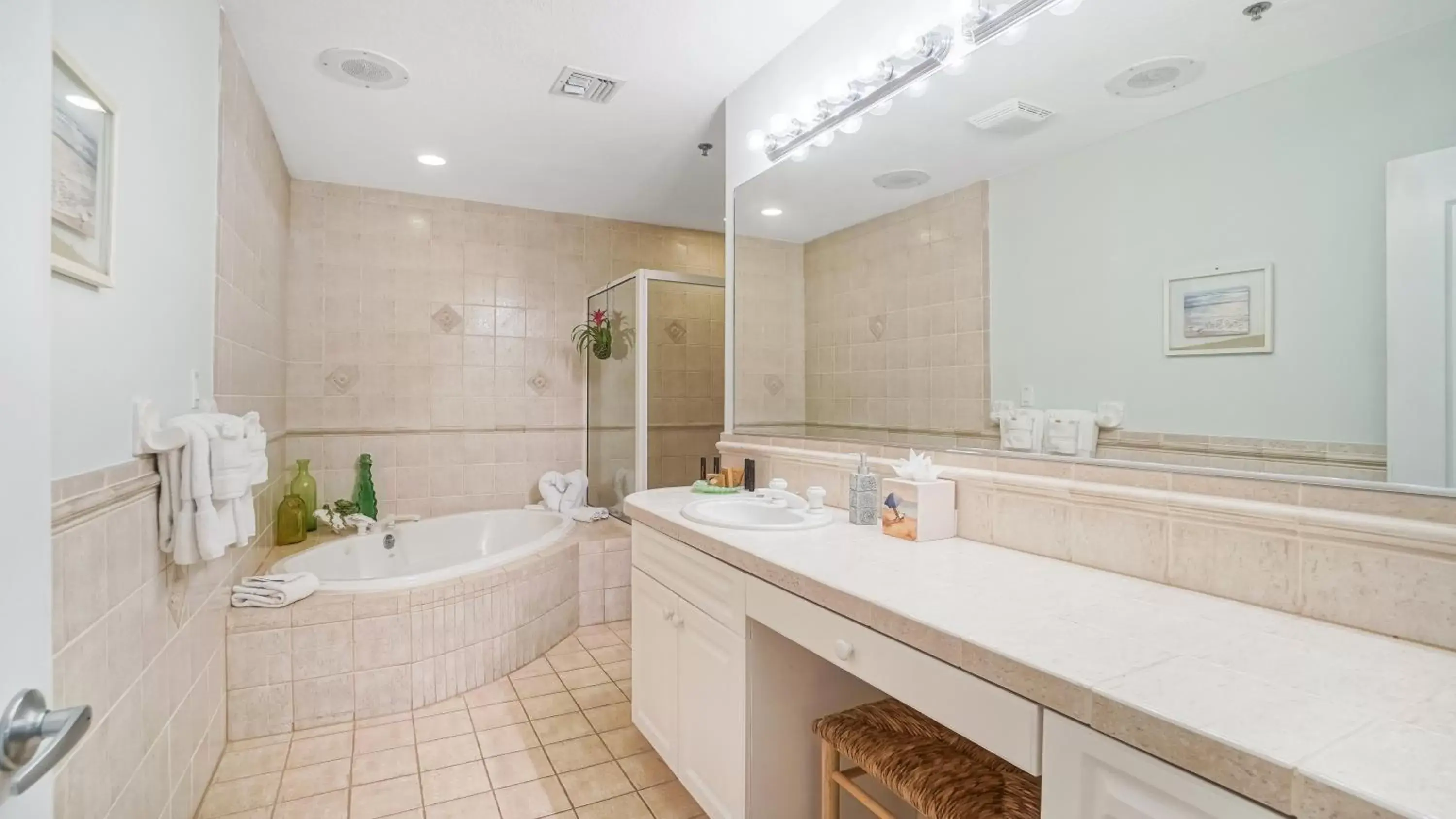 Shower, Bathroom in Glunz Ocean Beach Hotel and Resort