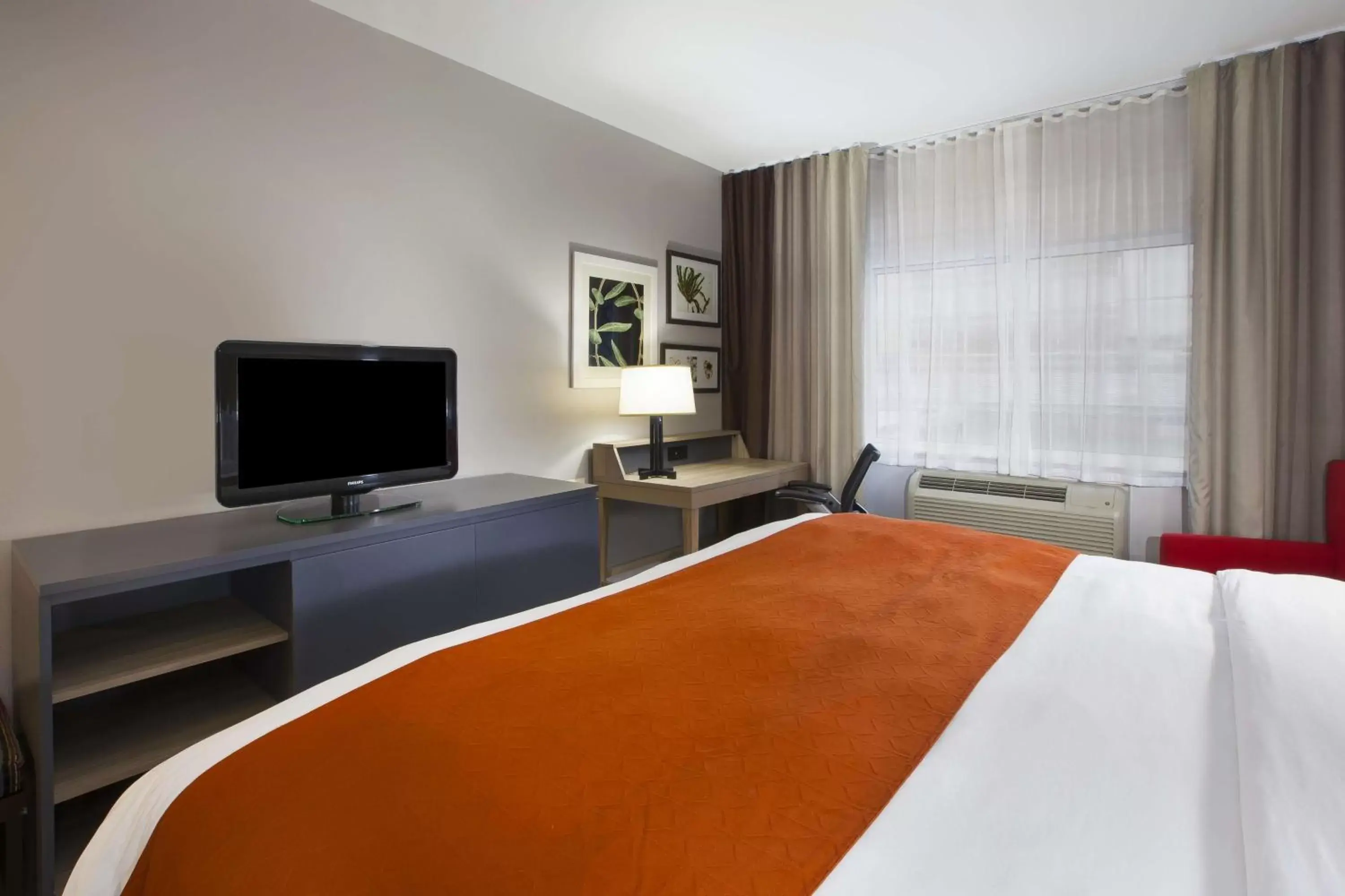 King Room with Roll-in Shower - Disability Access/Non-Smoking in Country Inn & Suites by Radisson, Big Rapids, MI King Room with Roll-in Shower - Disability Access/Non-Smoking in Country Inn & Suites by Radisson, Big Rapids, MI