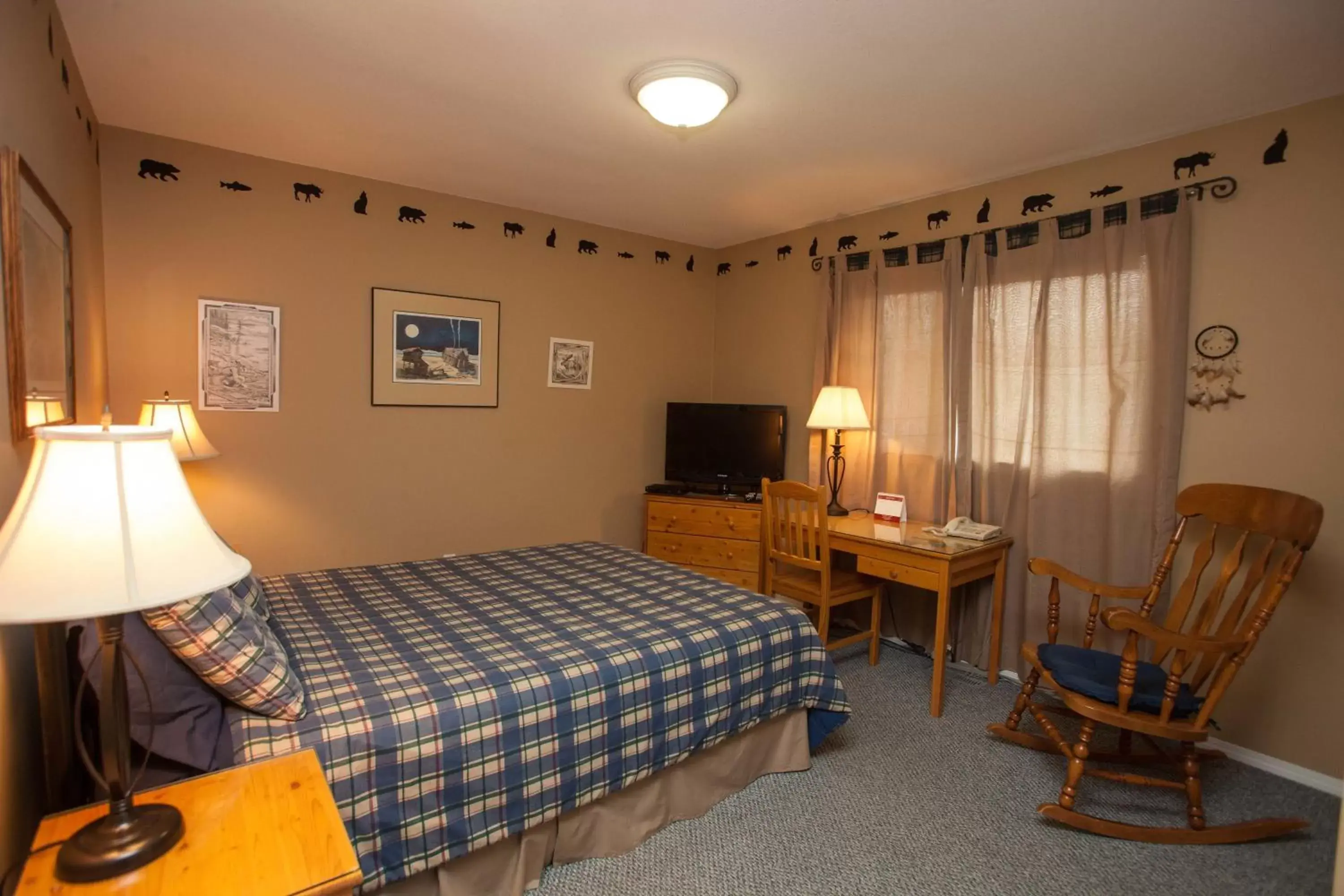 Photo of the whole room, Bed in Midnight Sun Inn
