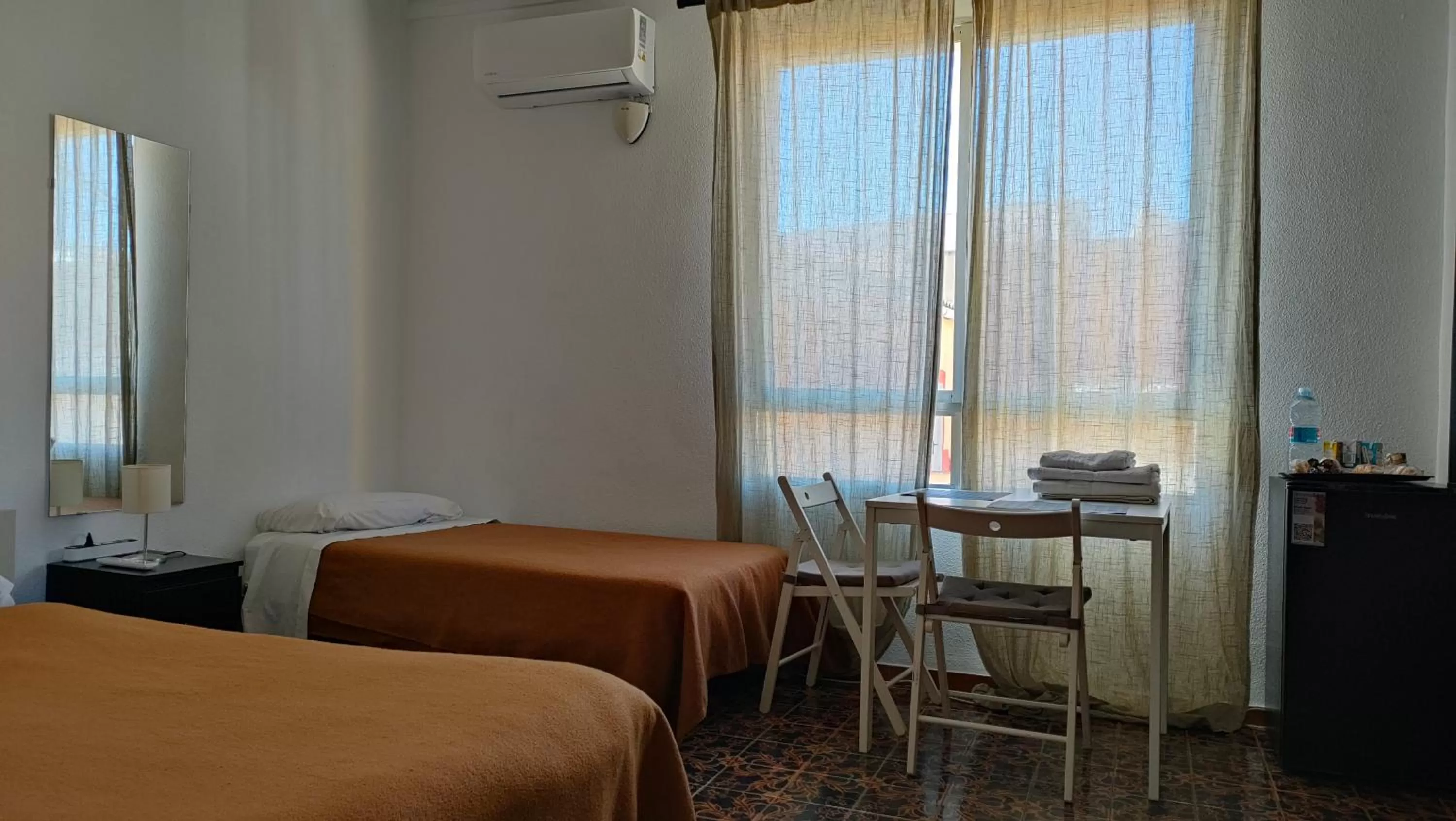 Bed in Pensión Benavente AP-7 3 min - Playa 5 min coche