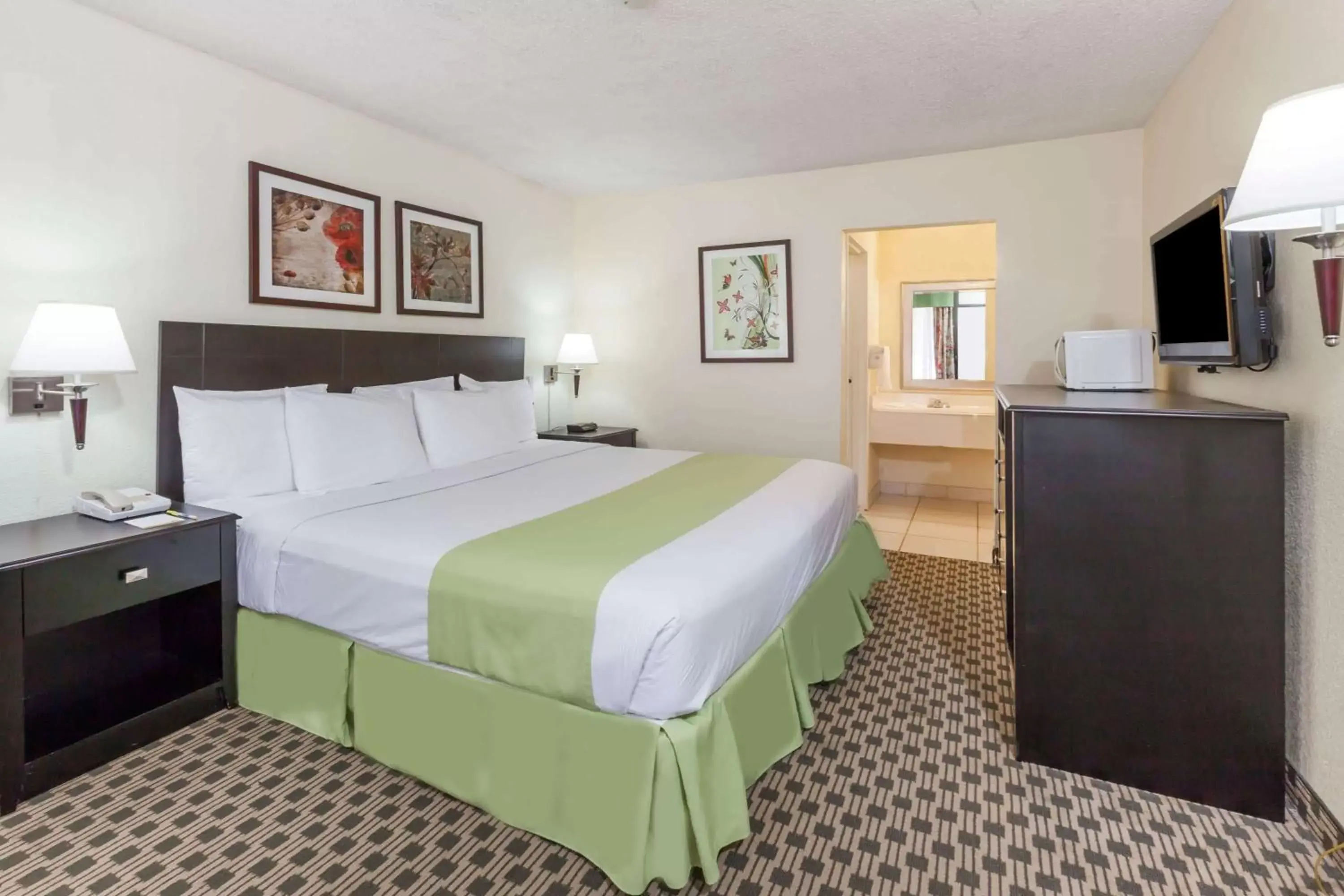 Photo of the whole room, Bed in Days Inn by Wyndham Irving Grapevine DFW Airport North