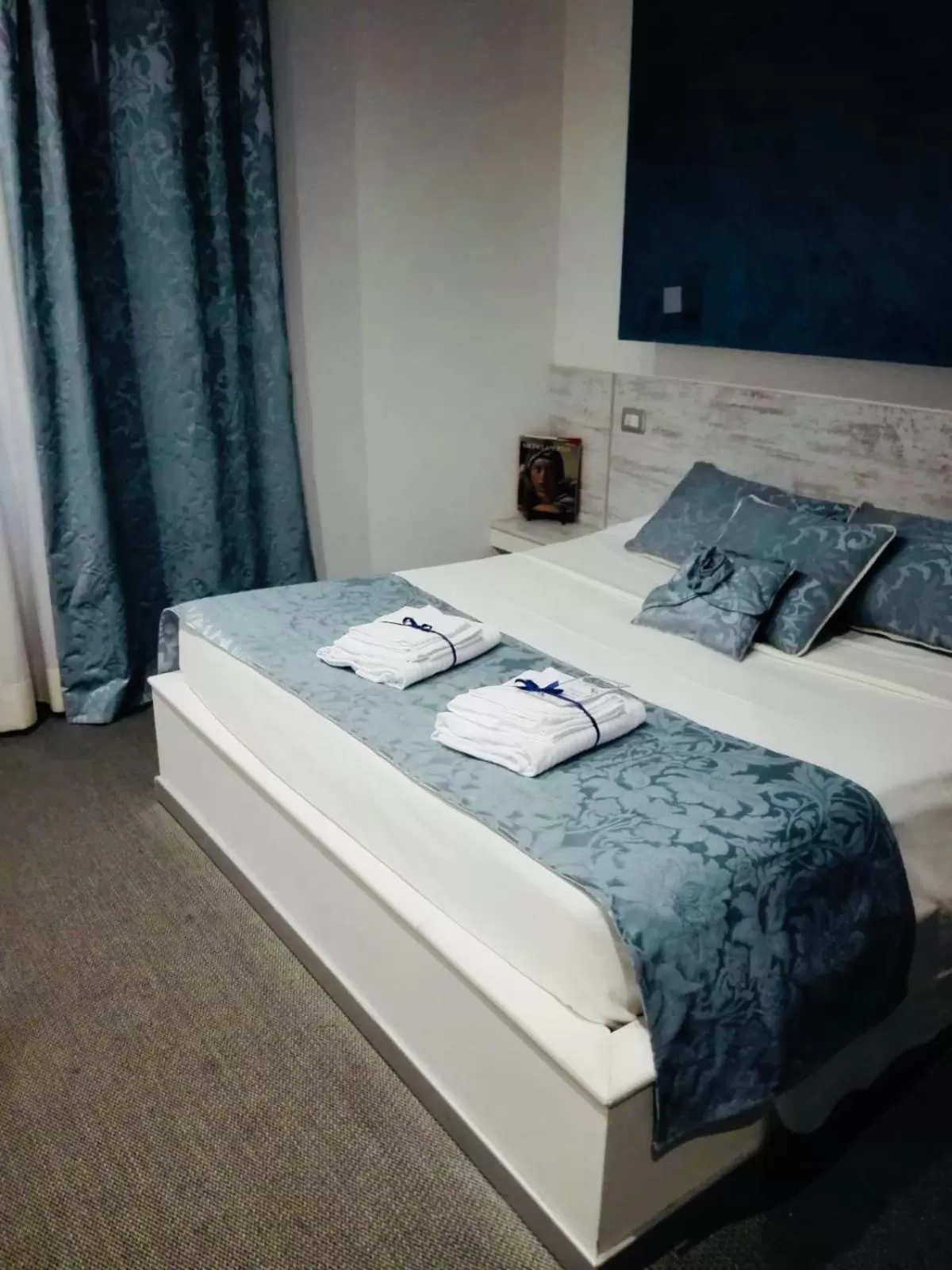 Shower, Bed in Relais San Pietro