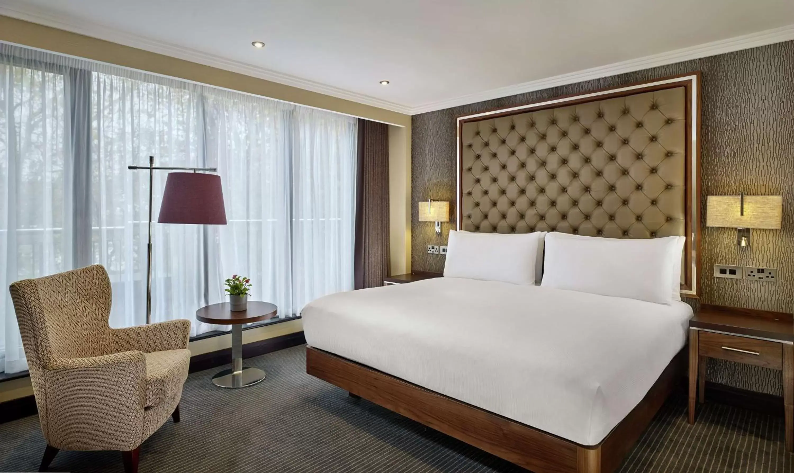 Living room, Bed in DoubleTree By Hilton London - West End