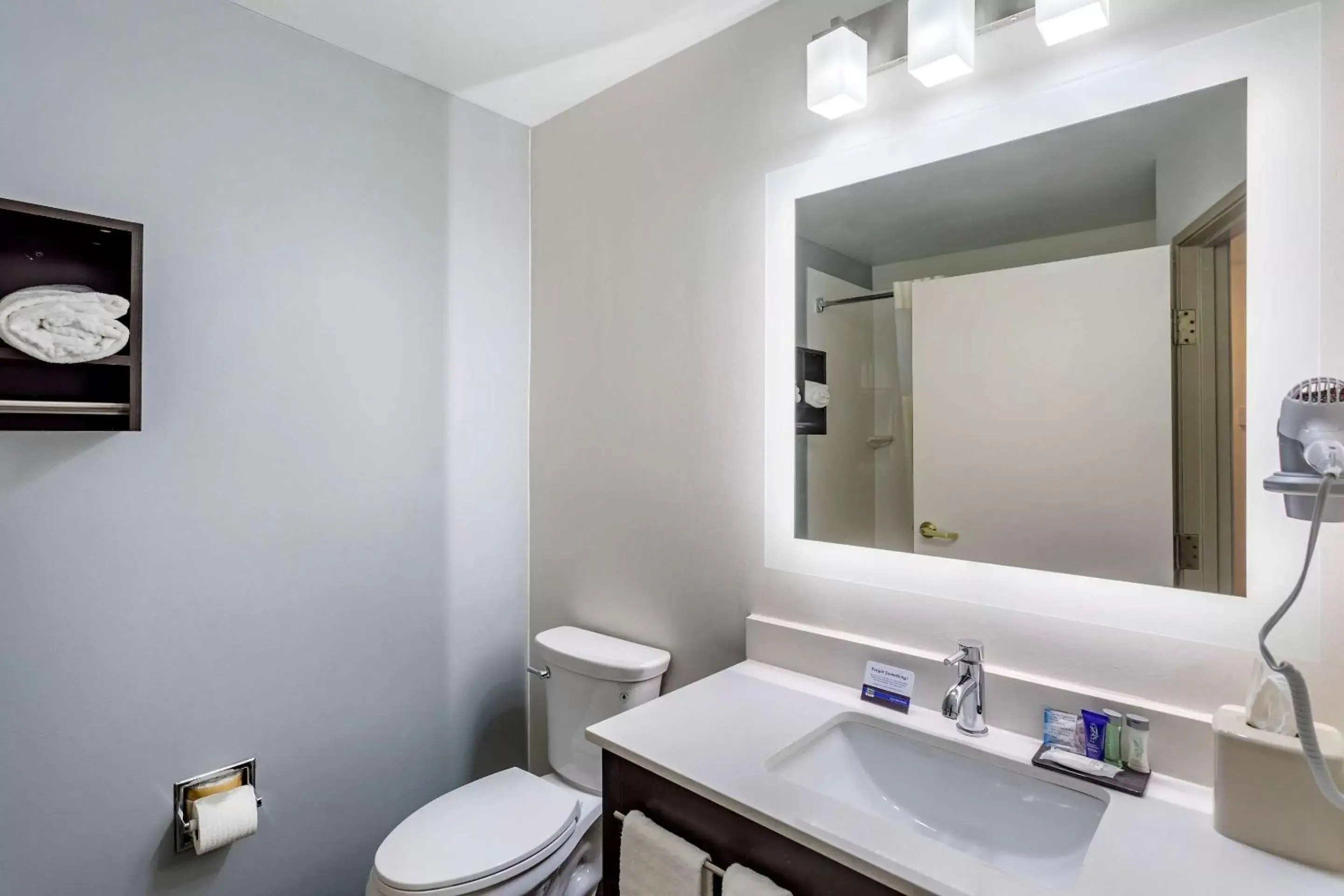 Bathroom in MainStay Suites Lebanon - Nashville Area