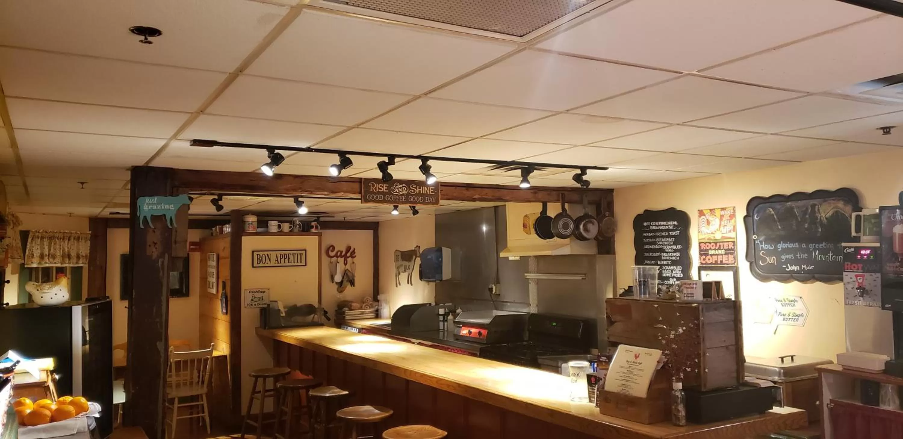 Breakfast in The Common Man Inn, Spa & Lodge