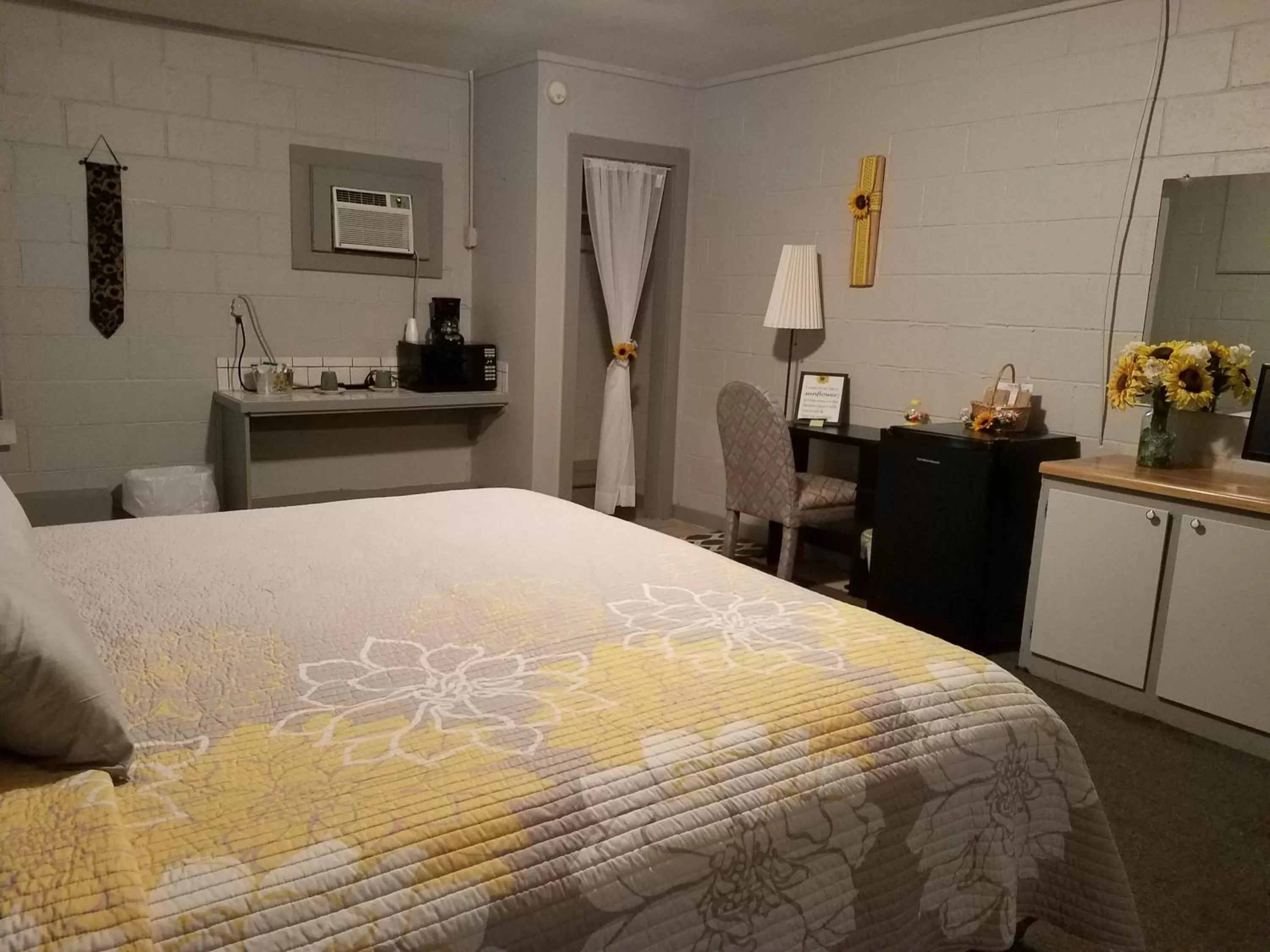 Photo of the whole room, Bed in Canton Motel