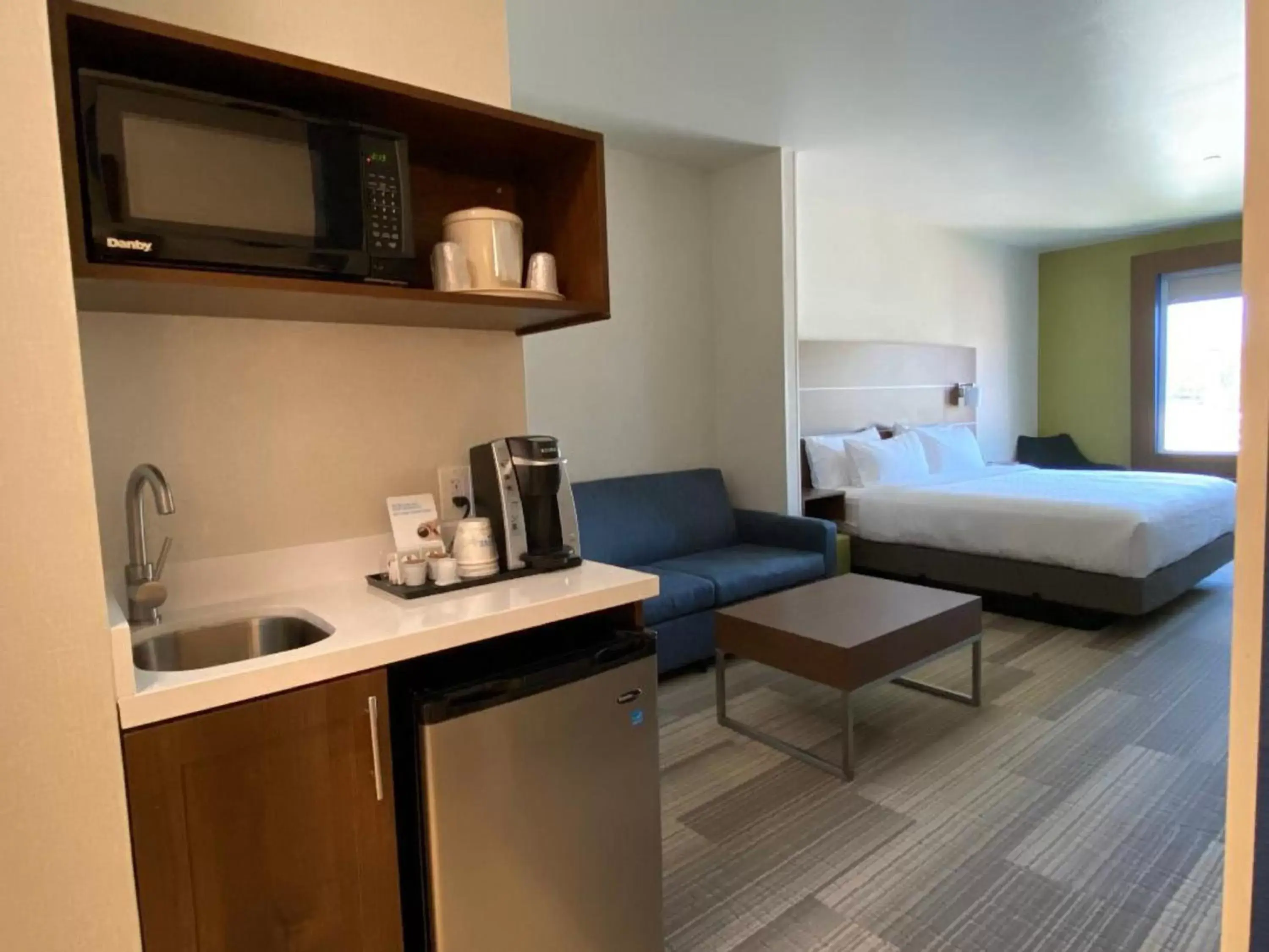 Photo of the whole room, Kitchen/Kitchenette in Holiday Inn Express Hotel & Suites Beaumont - Oak Valley, an IHG Hotel