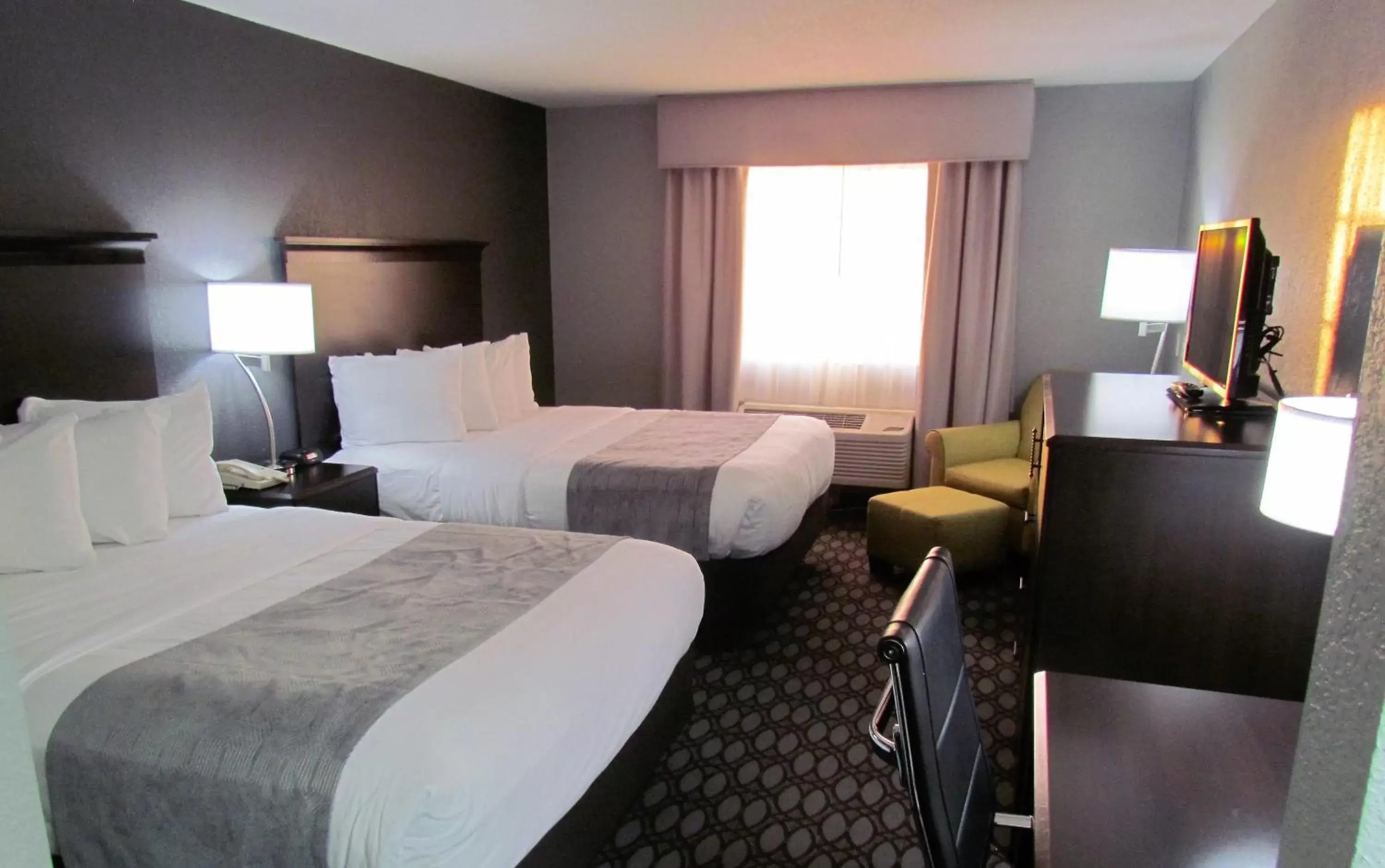 TV and multimedia in Oak Hill Inn & Suites