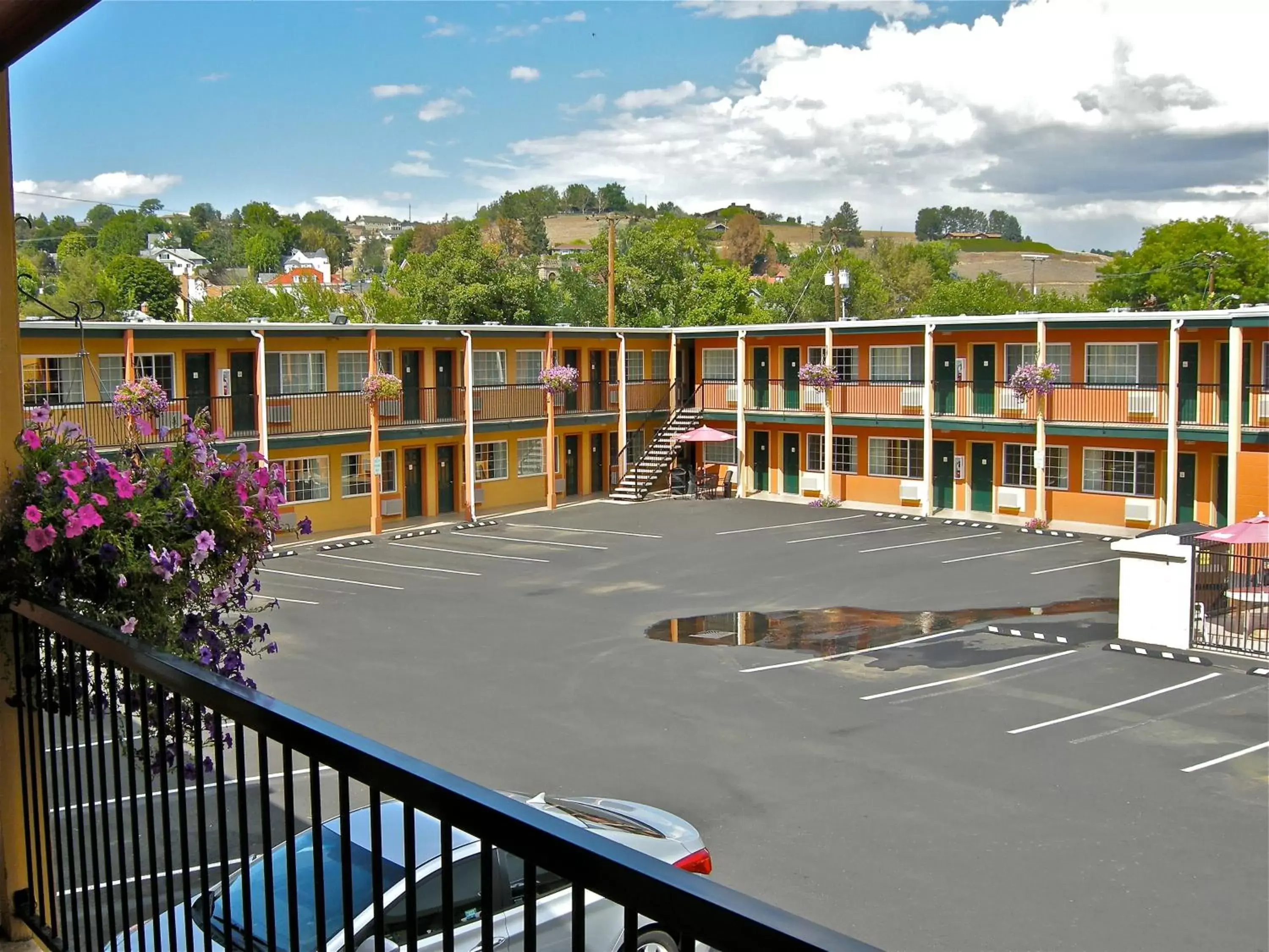 Property building, Balcony/Terrace in Americas Best Value Inn - Pendleton