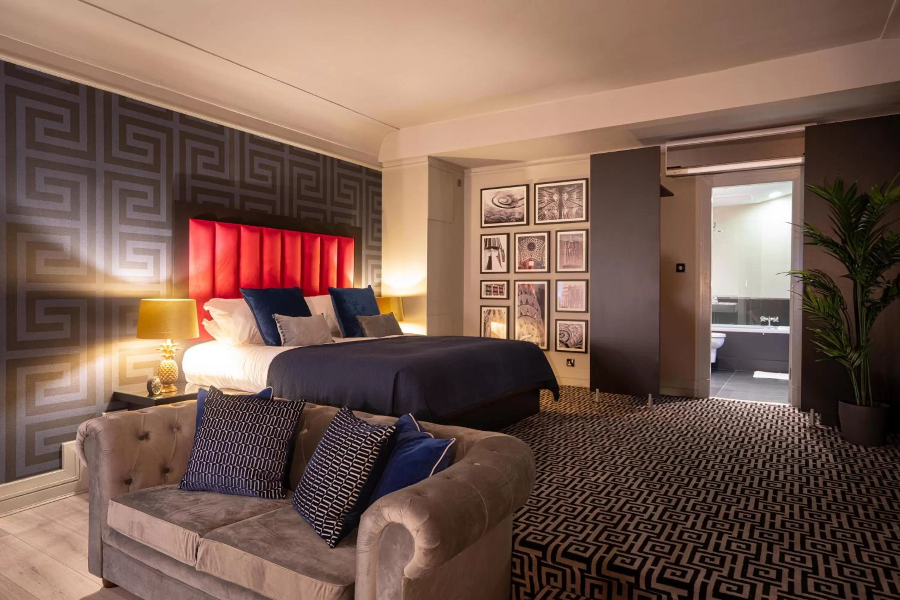 Photo of the whole room, Bed in 62 Castle Street Hotel