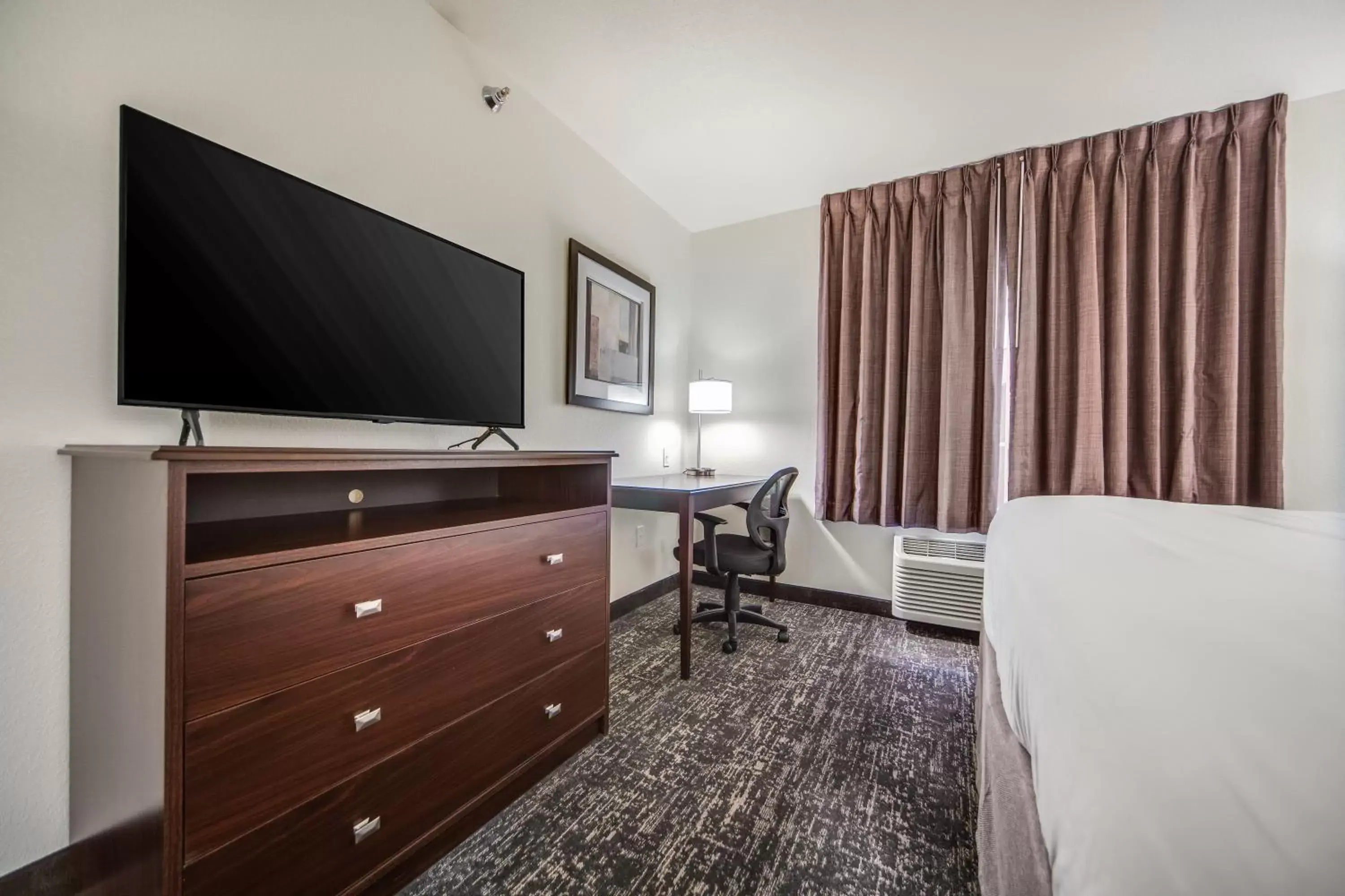 Bed, TV/Entertainment Center in Cobblestone Hotel & Suites - Cozad