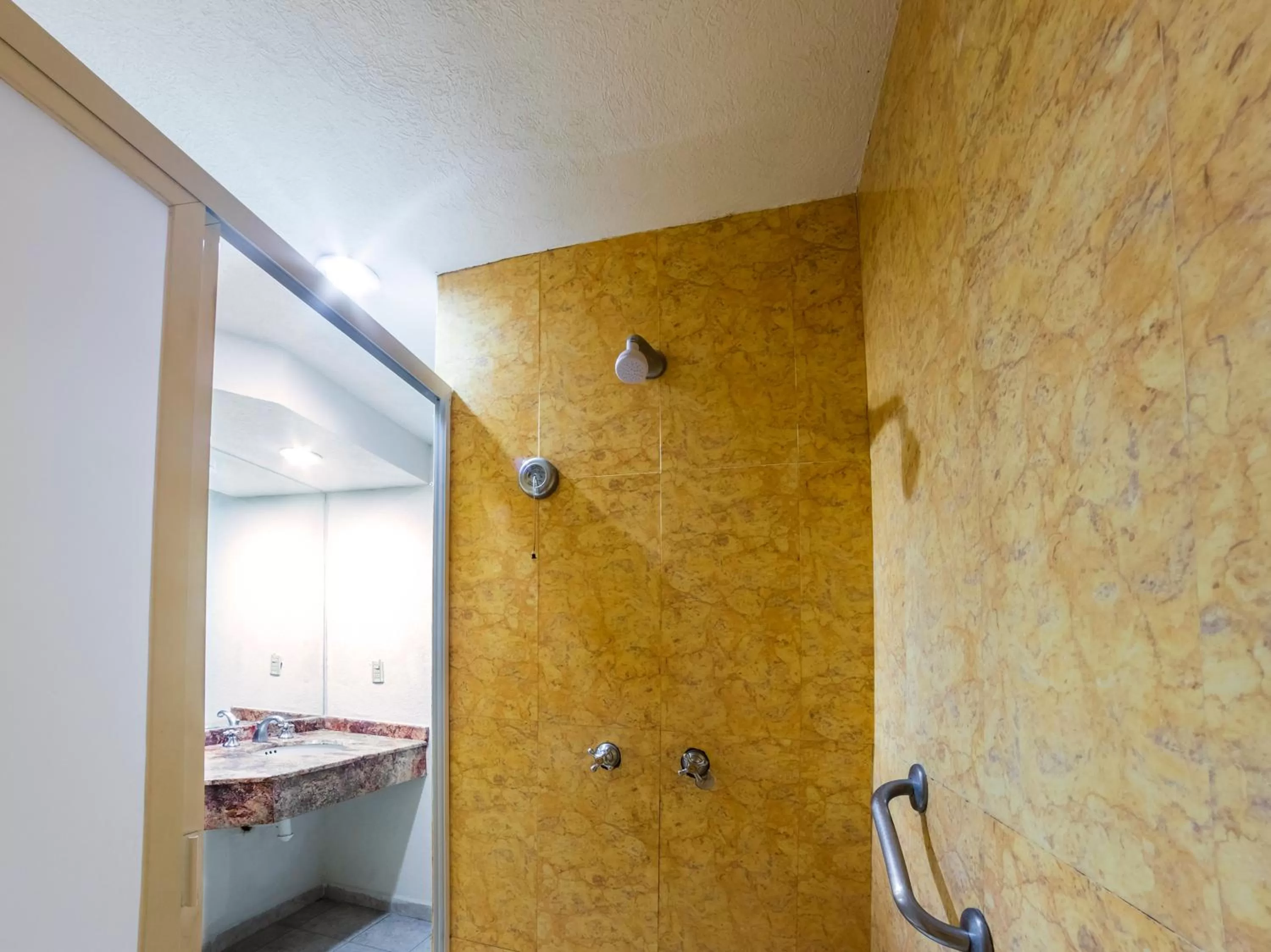 Shower in Casabella Art Boutique Hotel by Rotamundos