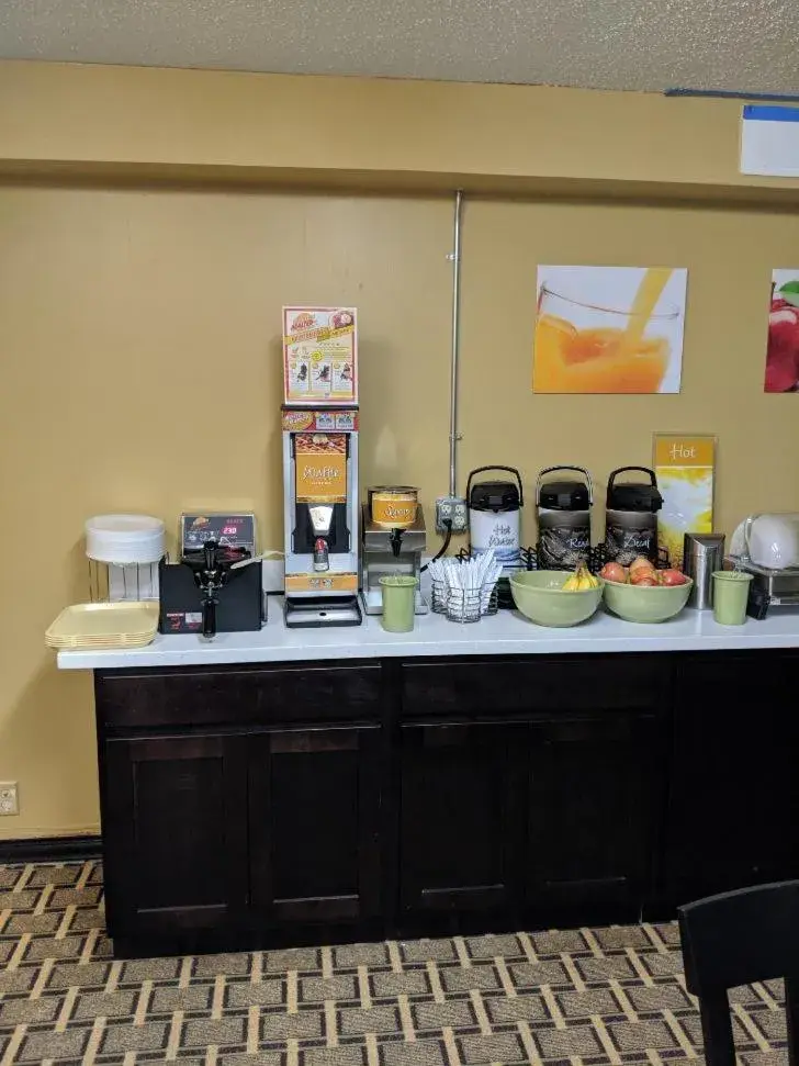 Coffee/tea facilities in Quality Inn