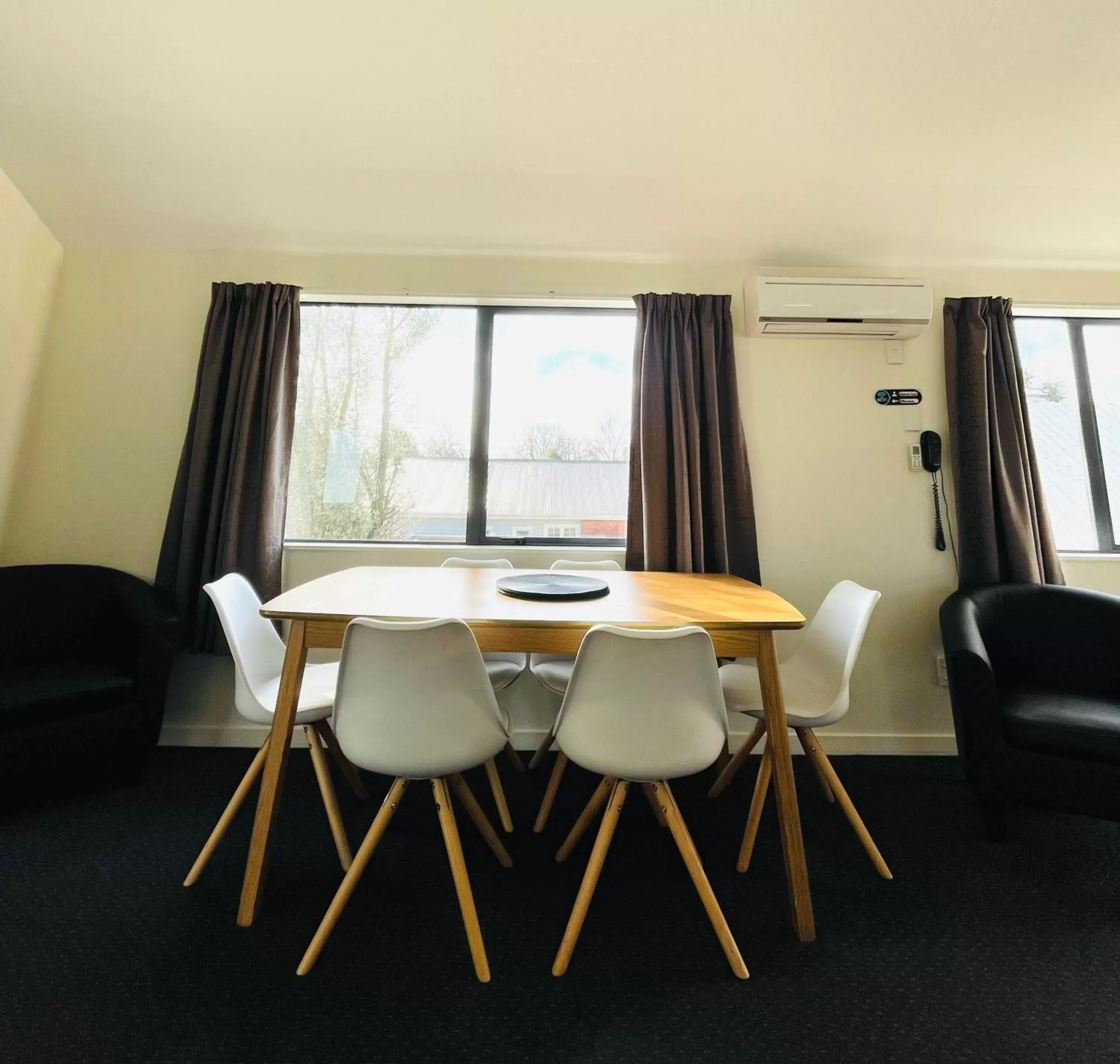 Seating area, Dining Area in 298 Westside Motor Lodge