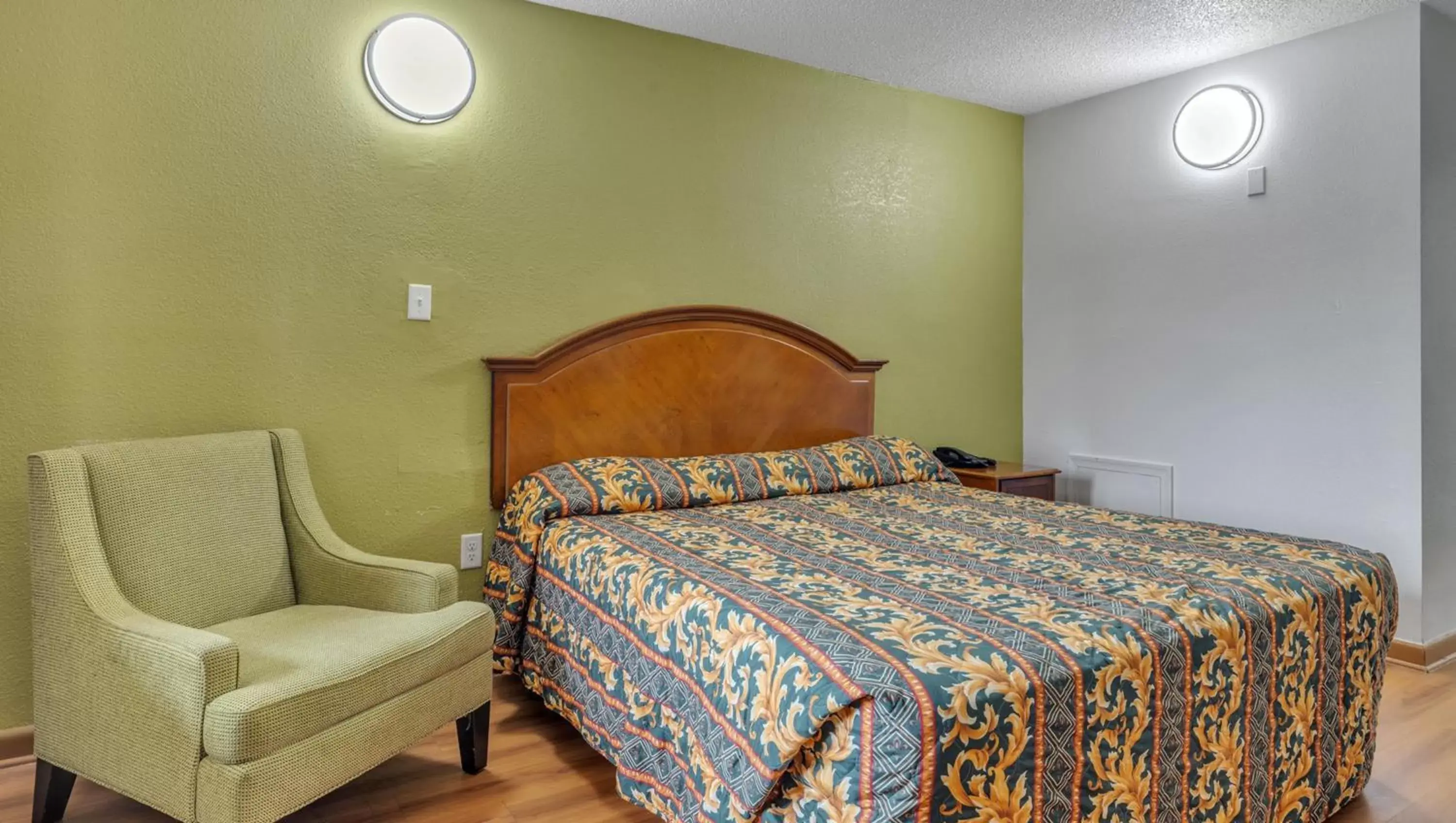 Bedroom, Bed in Studios and Suites 4 Less Emporia