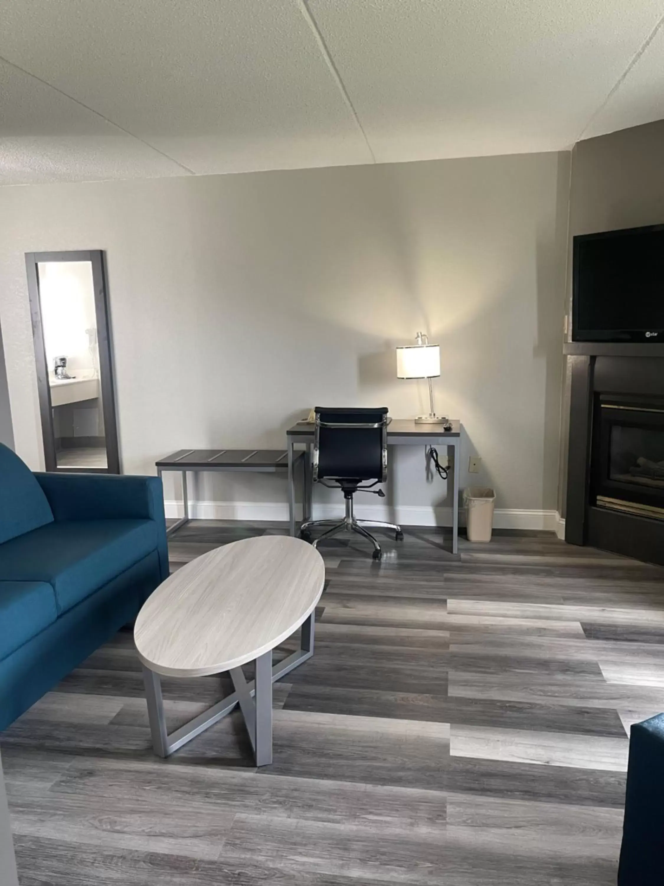Seating Area in HomeTown Inn and Suites Belle Plaine