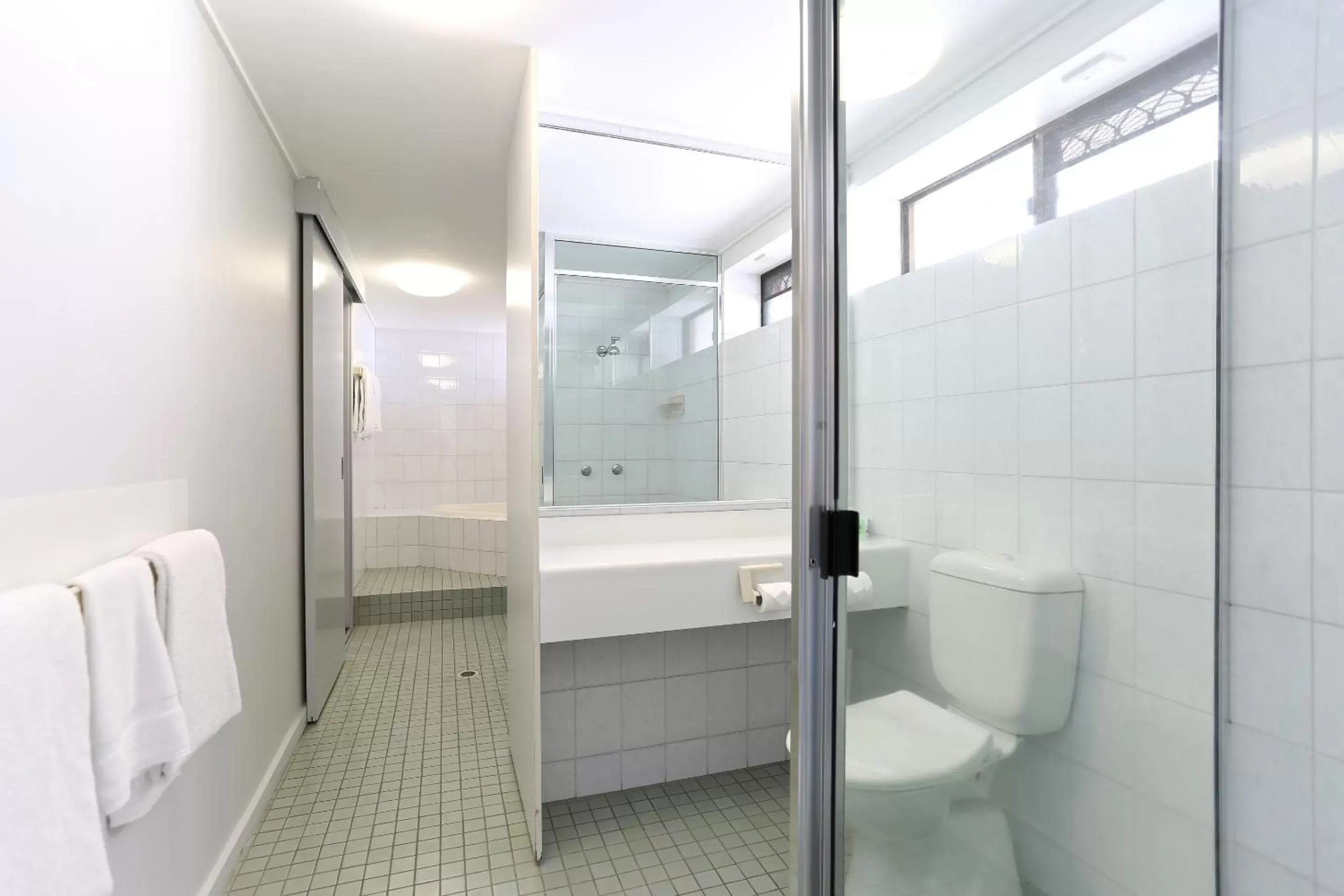 Shower, Bathroom in Reef Resort Motel