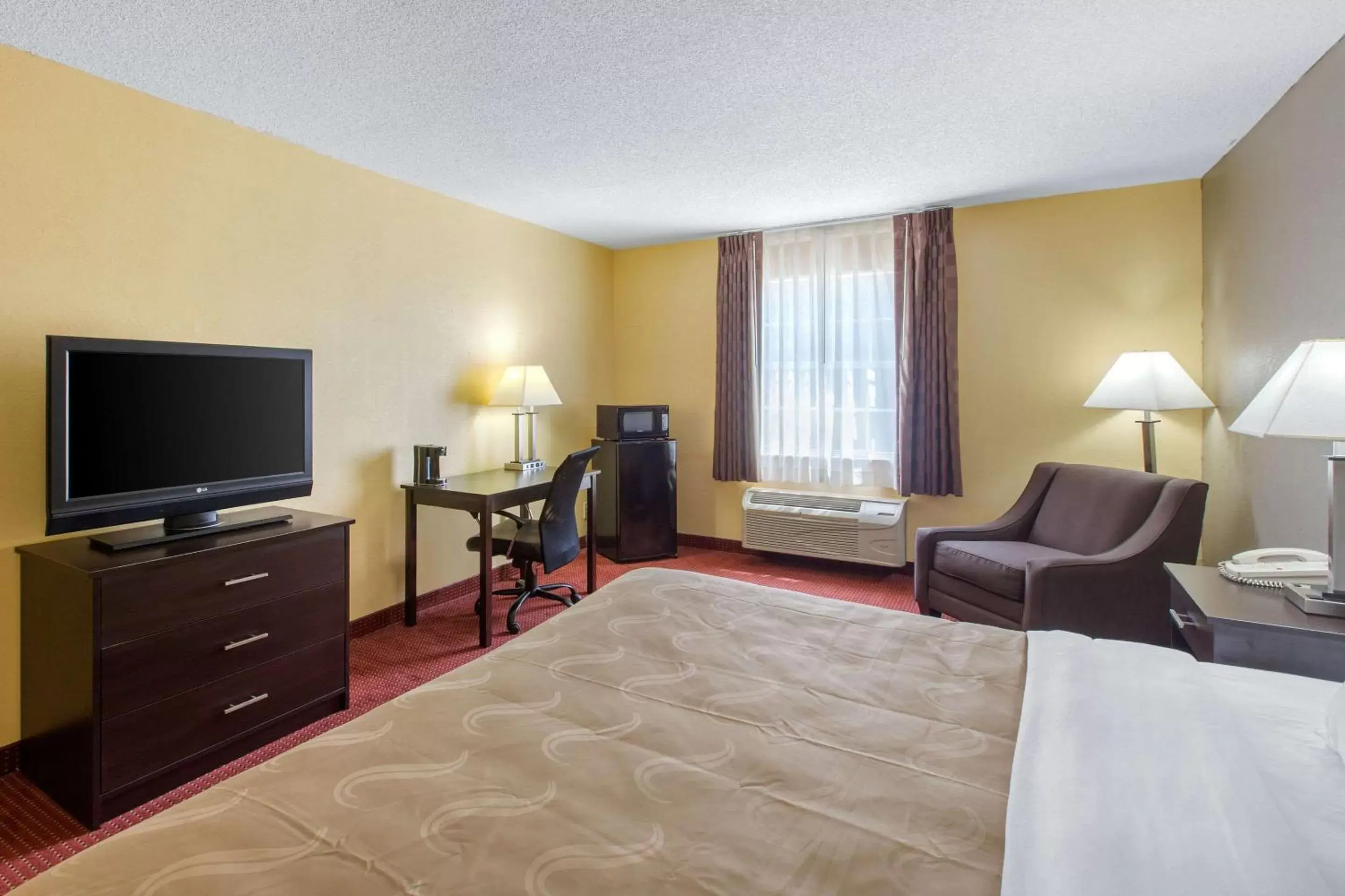 Photo of the whole room, TV/Entertainment Center in Quality Inn Williamston