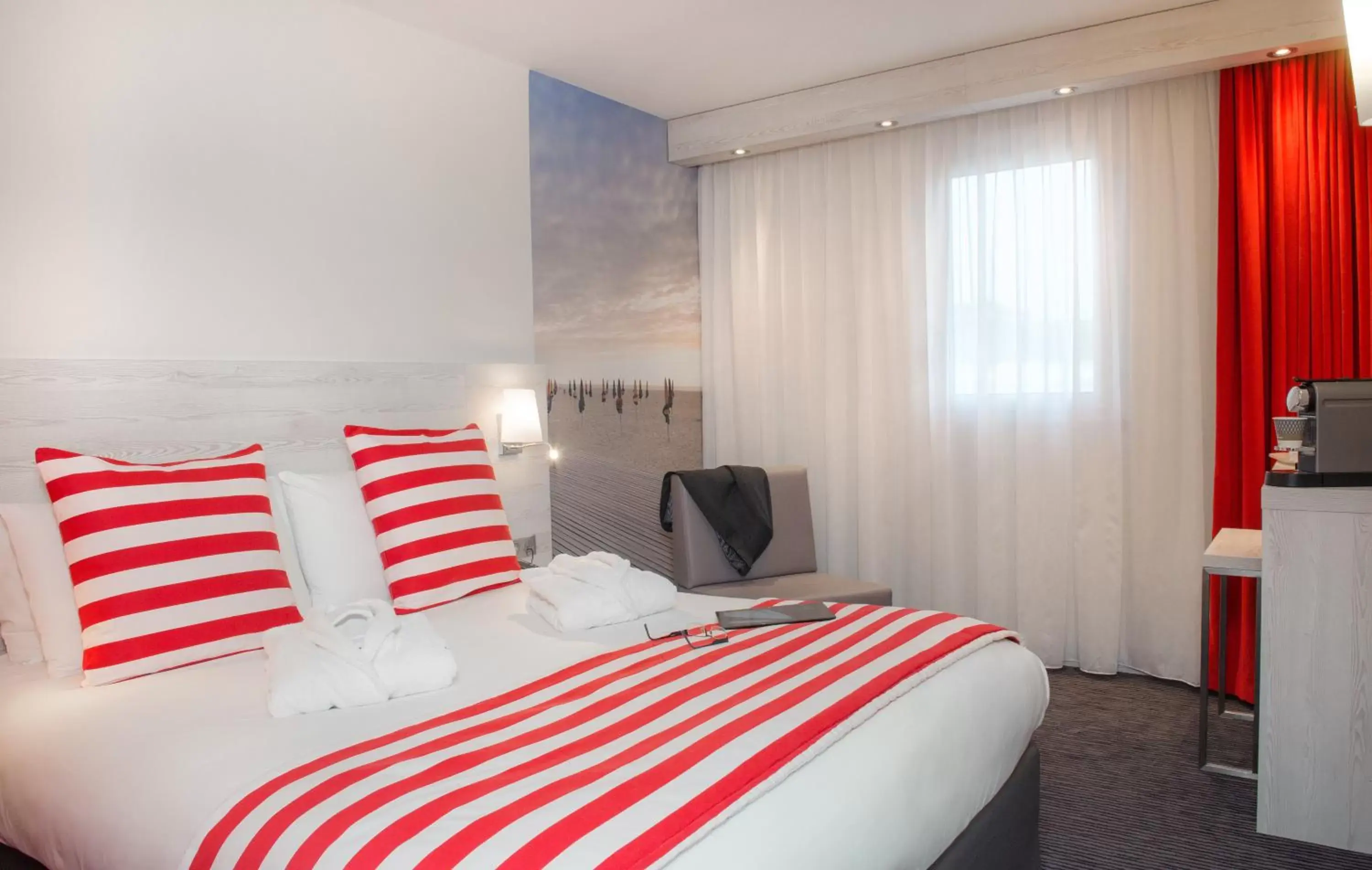 Photo of the whole room, Bed in Mercure Trouville Sur Mer