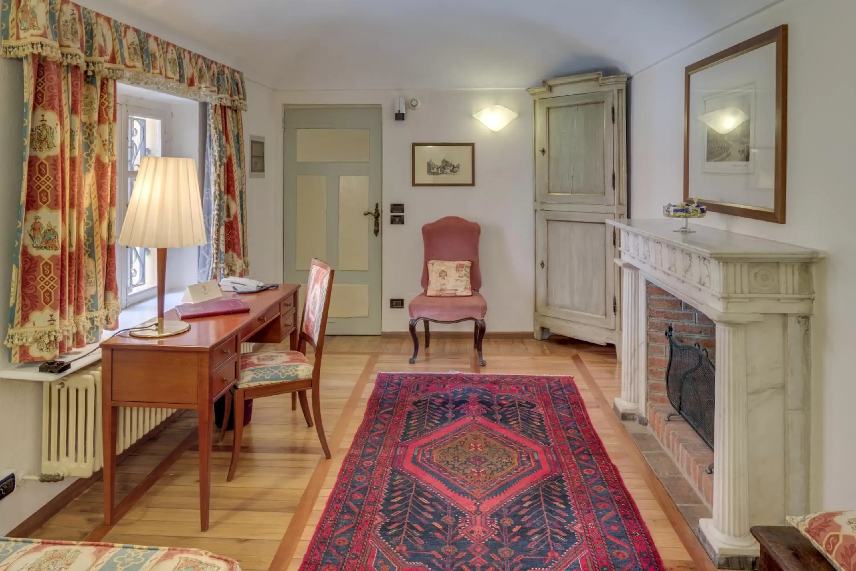 Photo of the whole room, Seating Area in Castello Rosso